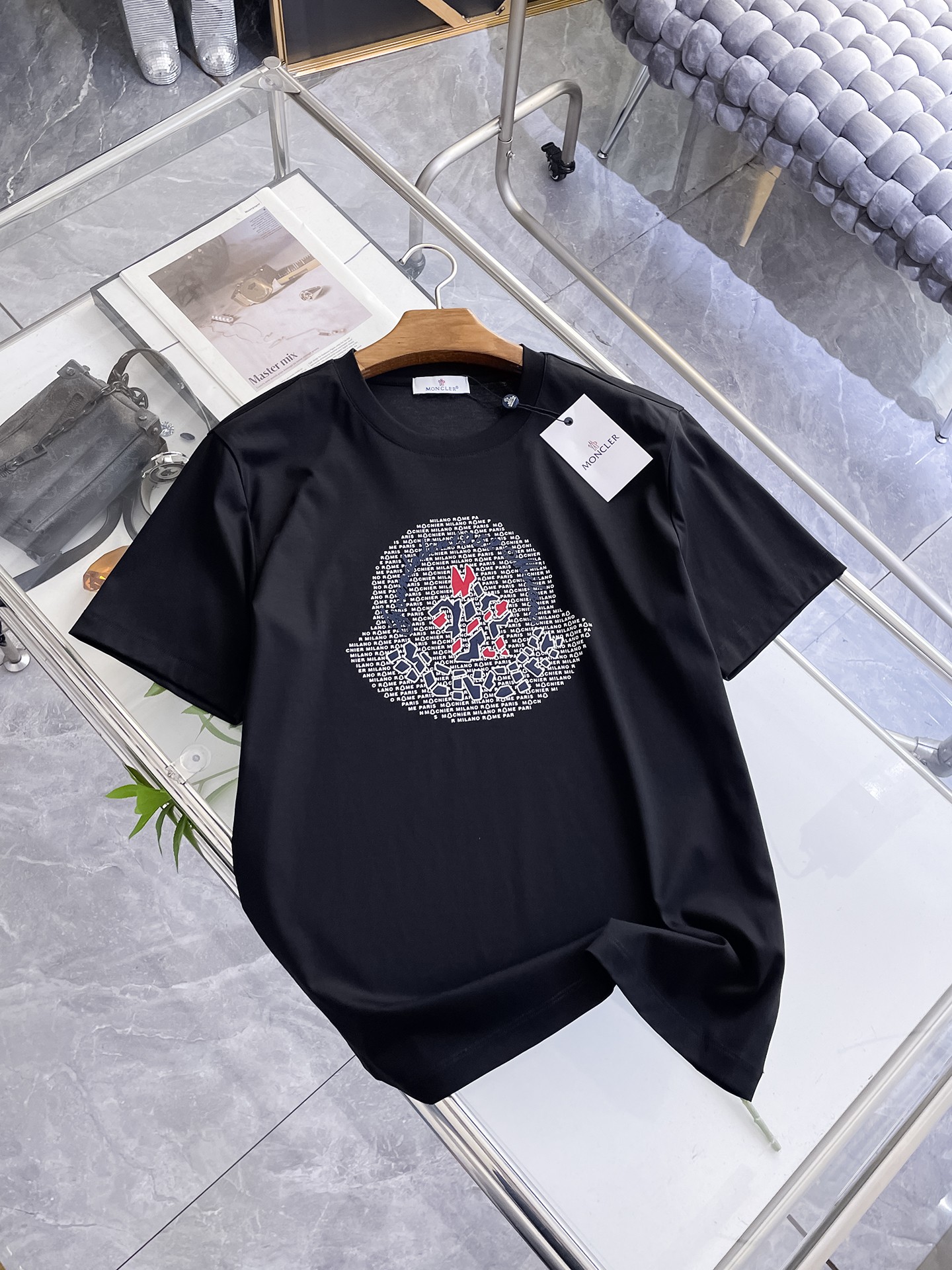 NO:913621,Meng Mouth 2026 spring and summer new style debut counter latest short-sleeved round neck T-shirt, high-end customization, avant-garde and fashionable design!  The brand logo is designed with heavy craftsmanship. High-end customized top-grade mercerized fabric. Soft to the touch. Comfortable to wear. Exquisite stitching at the counter level. Fine workmanship. The upper body effect is incomparably handsome!  A must-have item for a stylish man!  M-4XL,,Moncler,T-shirt,tees,t-shirt,19860909蒙口 2026春夏新款首发专柜最新款短袖圆领T恤 高端订制 设计前卫时尚！品牌logo重工艺设计 高端定制顶级丝光面料.手感柔软.穿着舒适.专柜级别精致车线.做工精细.上身效果无敌帅气！型男必备单品！M-4XL,,Moncler,T-shirt,tees，t-shirt,,Men's clothing