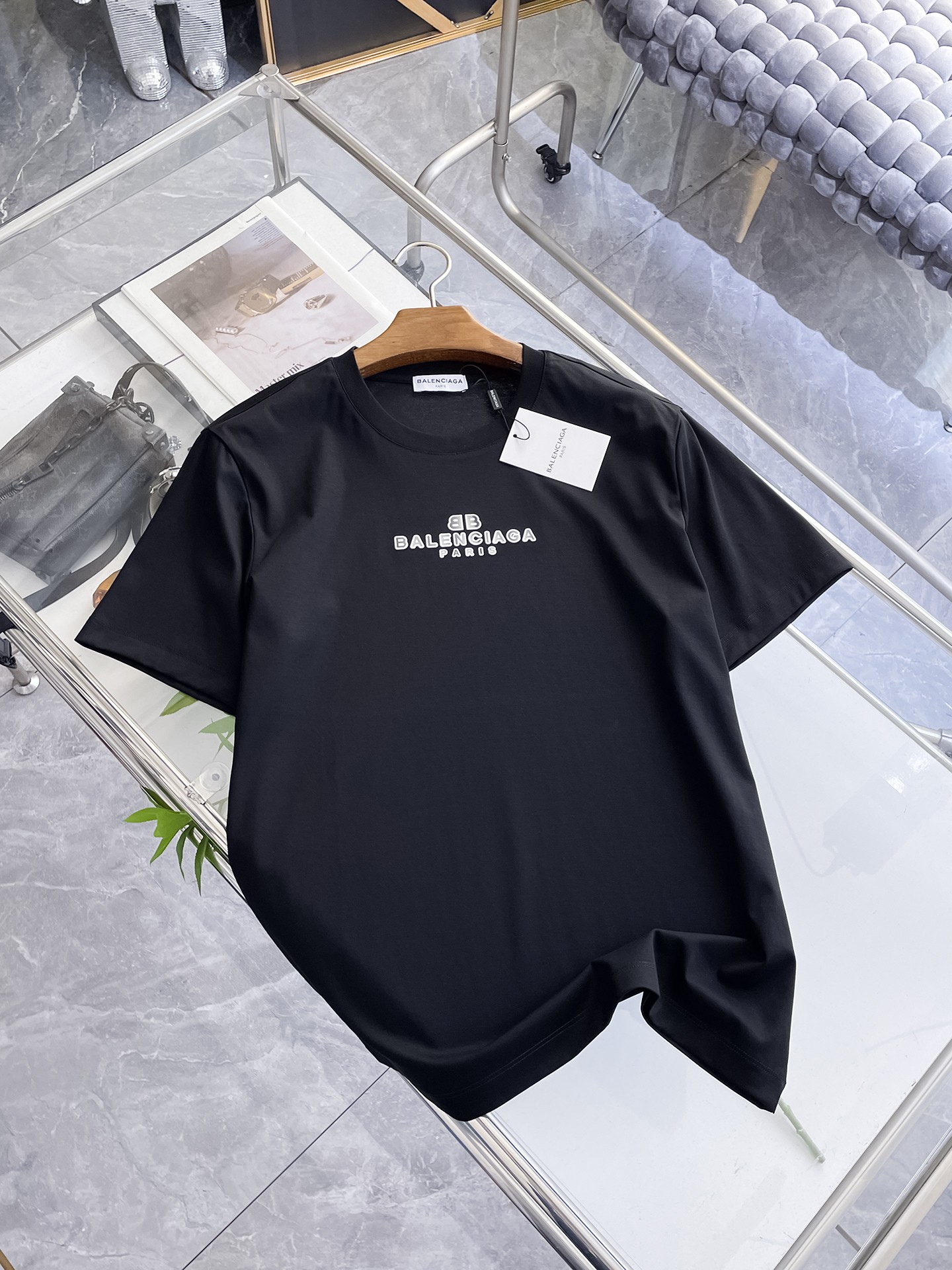 NO:913624,Balenciaga 2026 spring and summer new style debut counter latest short-sleeved round neck T-shirt, high-end customization, avant-garde and fashionable design!  The brand logo is designed with heavy craftsmanship. High-end customized top-grade mercerized fabric. Soft to the touch. Comfortable to wear. Exquisite stitching at the counter level. Fine workmanship. The upper body effect is incomparably handsome!  A must-have item for a stylish man!  M-4XL,,balenciaga,T-shirt,tees,t-shirt,19860909巴黎世家 2026春夏新款首发专柜最新款短袖圆领T恤 高端订制 设计前卫时尚！品牌logo重工艺设计 高端定制顶级丝光面料.手感柔软.穿着舒适.专柜级别精致车线.做工精细.上身效果无敌帅气！型男必备单品！M-4XL,,balenciaga,T-shirt,tees，t-shirt,,Men's clothing