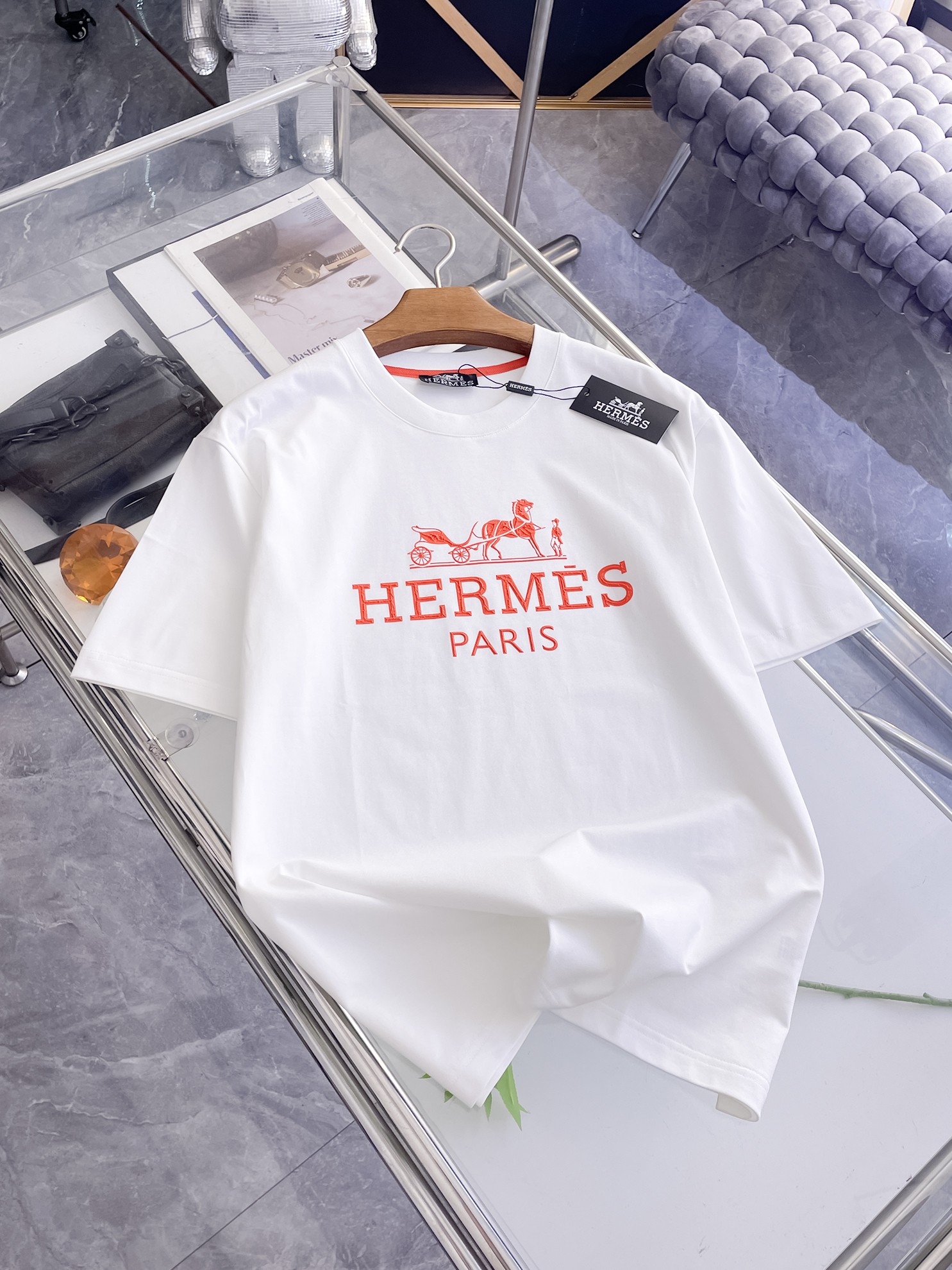 NO:863899,Hermès 2026 spring and summer new style debut counter, the latest short-sleeved round neck T-shirt, high-end customization, avant-garde and fashionable design!  Brand logo emphasizes craftsmanship design. High-end customized 100% cotton top-grade mercerized fabric. Soft to the touch. Comfortable to wear. Exquisite stitching at the counter level. Fine workmanship. The upper body effect is incomparably handsome!  A must-have item for a stylish man!  Color Black White Size M-3XL, hermes, T-shirt, tees, t-shirt,19860909爱马仕 2026春夏新款首发专柜最新款短袖圆领T恤 高端订制 设计前卫时尚！品牌logo重工艺设计 高端定制百分百棉顶级丝光面料.手感柔软.穿着舒适.专柜级别精致车线.做工精细.上身效果无敌帅气！型男必备单品！ 颜色黑色 白色 码数M-3XL,,hermes,T-shirt,tees，t-shirt,,Men's clothing