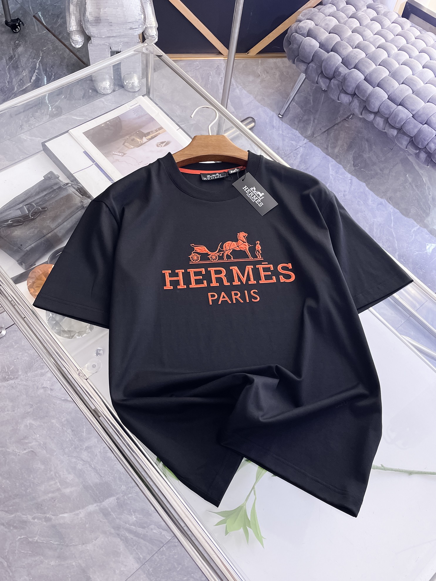 NO:863925,Hermès 2026 spring and summer new style debut counter, the latest short-sleeved round neck T-shirt, high-end customization, avant-garde and fashionable design!  Brand logo emphasizes craftsmanship design. High-end customized 100% cotton top-grade mercerized fabric. Soft to the touch. Comfortable to wear. Exquisite stitching at the counter level. Fine workmanship. The upper body effect is incomparably handsome!  A must-have item for a stylish man!  Color Black White Size M-3XL, hermes, T-shirt, tees, t-shirt,19860909爱马仕 2026春夏新款首发专柜最新款短袖圆领T恤 高端订制 设计前卫时尚！品牌logo重工艺设计 高端定制百分百棉顶级丝光面料.手感柔软.穿着舒适.专柜级别精致车线.做工精细.上身效果无敌帅气！型男必备单品！ 颜色黑色 白色 码数M-3XL,,hermes,T-shirt,tees，t-shirt,,Men's clothing