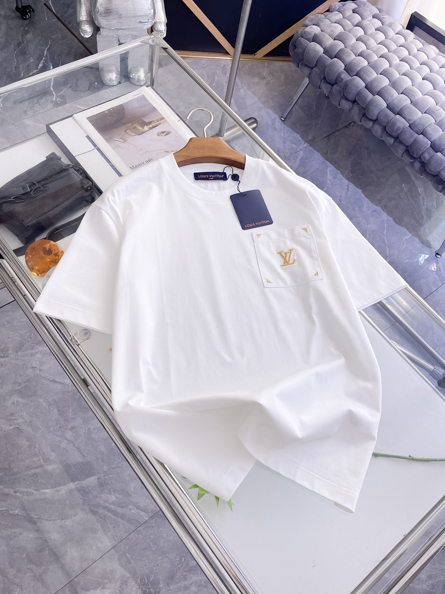 NO:863793,LV 2026 spring and summer new style debut counter, the latest short-sleeved round neck T-shirt, high-end customization, avant-garde and fashionable design!  Brand logo emphasizes craftsmanship design. High-end customized 100% cotton top-grade mercerized fabric. Soft to the touch. Comfortable to wear. Exquisite stitching at the counter level. Fine workmanship. The upper body effect is incomparably handsome!  A must-have item for a stylish man!  Color Black White Size M-3XL,,louis vuitton,T-shirt,tees,t-shirt,19860909LV 2026春夏新款首发专柜最新款短袖圆领T恤 高端订制 设计前卫时尚！品牌logo重工艺设计 高端定制百分百棉顶级丝光面料.手感柔软.穿着舒适.专柜级别精致车线.做工精细.上身效果无敌帅气！型男必备单品！ 颜色黑色 白色 码数M-3XL,,louis vuitton,T-shirt,tees，t-shirt,,Men's clothing