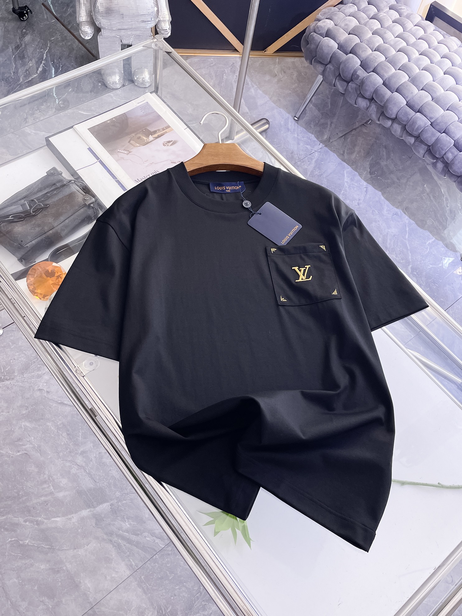 NO:863817,LV 2026 spring and summer new style debut counter, the latest short-sleeved round neck T-shirt, high-end customization, avant-garde and fashionable design!  Brand logo emphasizes craftsmanship design. High-end customized 100% cotton top-grade mercerized fabric. Soft to the touch. Comfortable to wear. Exquisite stitching at the counter level. Fine workmanship. The upper body effect is incomparably handsome!  A must-have item for a stylish man!  Color Black White Size M-3XL,,louis vuitton,T-shirt,tees,t-shirt,19860909LV 2026春夏新款首发专柜最新款短袖圆领T恤 高端订制 设计前卫时尚！品牌logo重工艺设计 高端定制百分百棉顶级丝光面料.手感柔软.穿着舒适.专柜级别精致车线.做工精细.上身效果无敌帅气！型男必备单品！ 颜色黑色 白色 码数M-3XL,,louis vuitton,T-shirt,tees，t-shirt,,Men's clothing