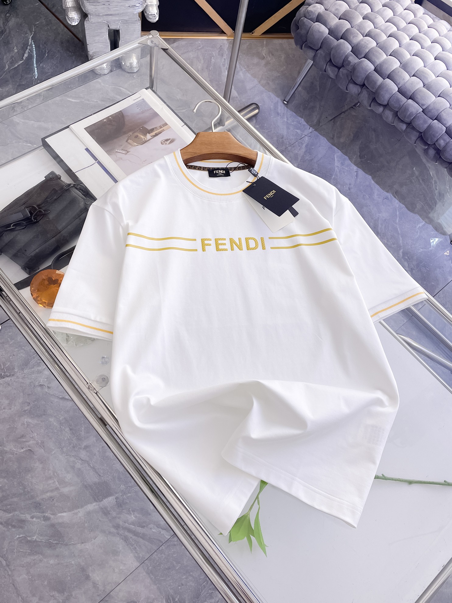 NO:863771,Fendi's 2026 spring and summer new style debut counter, the latest short-sleeved round neck T-shirt, high-end customization, avant-garde and fashionable design!  Brand logo emphasizes craftsmanship design. High-end customized 100% cotton top-grade mercerized fabric. Soft to the touch. Comfortable to wear. Exquisite stitching at the counter level. Fine workmanship. The upper body effect is incomparably handsome!  A must-have item for a stylish man!  Color Black White Size M-3XL,,fendi,T-shirt,tees,t-shirt,19860909芬迪2026春夏新款首发专柜最新款短袖圆领T恤 高端订制 设计前卫时尚！品牌logo重工艺设计 高端定制百分百棉顶级丝光面料.手感柔软.穿着舒适.专柜级别精致车线.做工精细.上身效果无敌帅气！型男必备单品！ 颜色黑色 白色 码数M-3XL,,fendi,T-shirt,tees，t-shirt,,Men's clothing