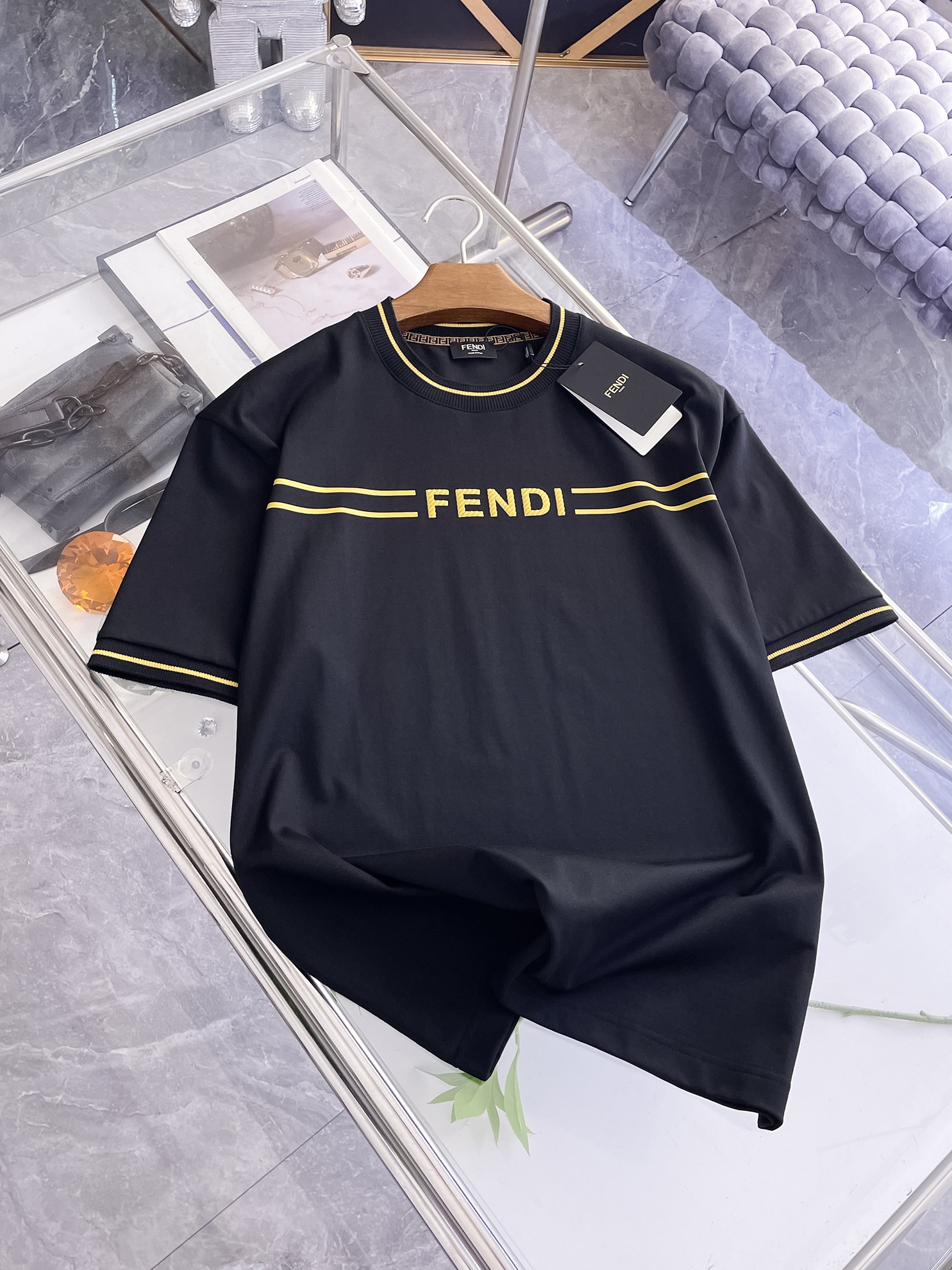 NO:863794,Fendi's 2026 spring and summer new style debut counter, the latest short-sleeved round neck T-shirt, high-end customization, avant-garde and fashionable design!  Brand logo emphasizes craftsmanship design. High-end customized 100% cotton top-grade mercerized fabric. Soft to the touch. Comfortable to wear. Exquisite stitching at the counter level. Fine workmanship. The upper body effect is incomparably handsome!  A must-have item for a stylish man!  Color Black White Size M-3XL,,fendi,T-shirt,tees,t-shirt,19860909芬迪 2026春夏新款首发专柜最新款短袖圆领T恤 高端订制 设计前卫时尚！品牌logo重工艺设计 高端定制百分百棉顶级丝光面料.手感柔软.穿着舒适.专柜级别精致车线.做工精细.上身效果无敌帅气！型男必备单品！ 颜色黑色 白色 码数M-3XL,,fendi,T-shirt,tees，t-shirt,,Men's clothing