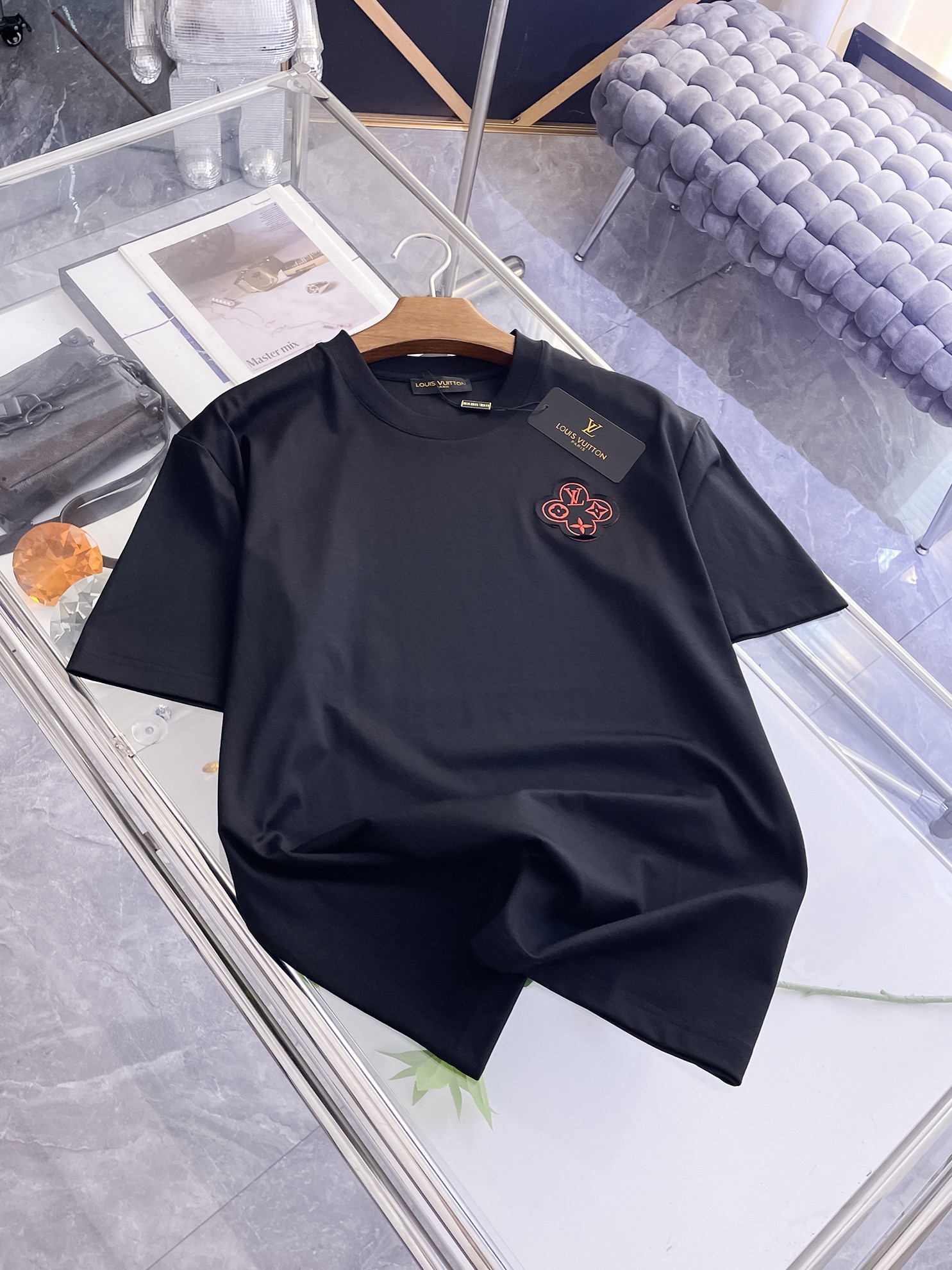 NO:872471,LV 2026 spring and summer new style debut counter, the latest short-sleeved round neck T-shirt, high-end customization, avant-garde and fashionable design!  Brand logo emphasizes craftsmanship design. High-end customized 100% cotton top-grade mercerized fabric. Soft to the touch. Comfortable to wear. Exquisite stitching at the counter level. Fine workmanship. The upper body effect is incomparably handsome!  A must-have item for a stylish man!  Color Black White Size M-3XL,,louis vuitton,T-shirt,tees,t-shirt,19860909LV 2026春夏新款首发专柜最新款短袖圆领T恤 高端订制 设计前卫时尚！品牌logo重工艺设计 高端定制百分百棉顶级丝光面料.手感柔软.穿着舒适.专柜级别精致车线.做工精细.上身效果无敌帅气！型男必备单品！ 颜色黑色 白色 码数M-3XL,,louis vuitton,T-shirt,tees，t-shirt,,Men's clothing