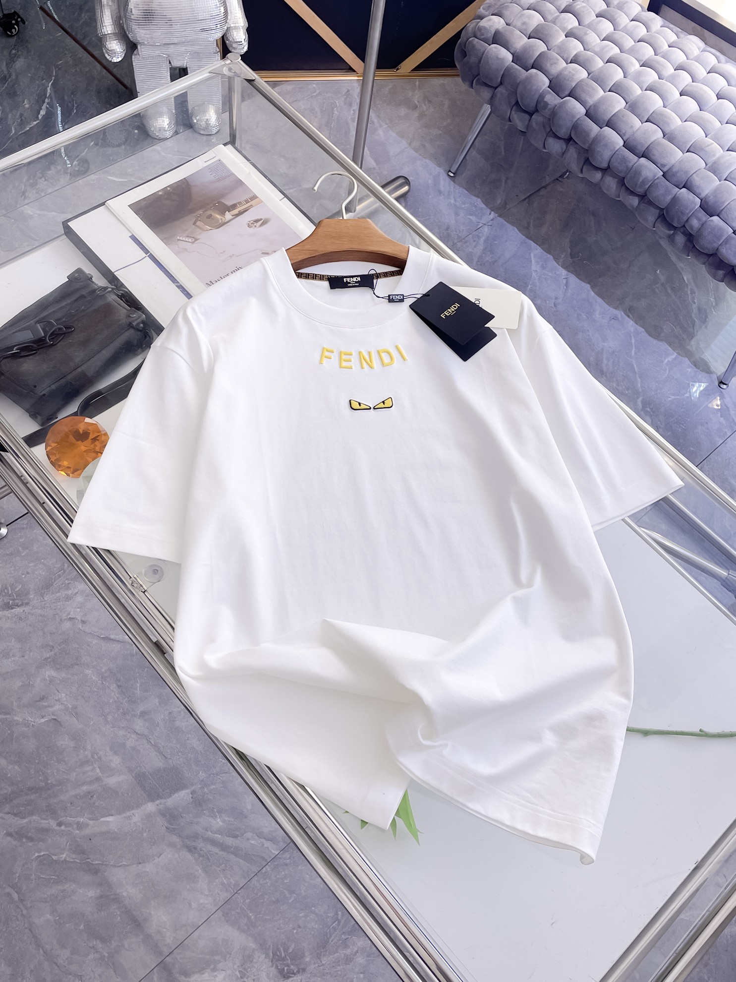 NO:863818,Fendi's 2026 spring and summer new style debut counter, the latest short-sleeved round neck T-shirt, high-end customization, avant-garde and fashionable design!  Brand logo emphasizes craftsmanship design. High-end customized 100% cotton top-grade mercerized fabric. Soft to the touch. Comfortable to wear. Exquisite stitching at the counter level. Fine workmanship. The upper body effect is incomparably handsome!  A must-have item for a stylish man!  Color Black White Size M-3XL,,fendi,T-shirt,tees,t-shirt,19860909芬迪 2026春夏新款首发专柜最新款短袖圆领T恤 高端订制 设计前卫时尚！品牌logo重工艺设计 高端定制百分百棉顶级丝光面料.手感柔软.穿着舒适.专柜级别精致车线.做工精细.上身效果无敌帅气！型男必备单品！ 颜色黑色 白色 码数M-3XL,,fendi,T-shirt,tees，t-shirt,,Men's clothing