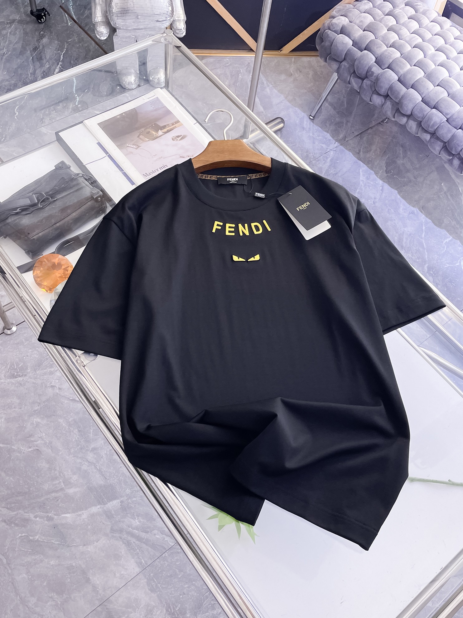 NO:863846,Fendi's 2026 spring and summer new style debut counter, the latest short-sleeved round neck T-shirt, high-end customization, avant-garde and fashionable design!  Brand logo emphasizes craftsmanship design. High-end customized 100% cotton top-grade mercerized fabric. Soft to the touch. Comfortable to wear. Exquisite stitching at the counter level. Fine workmanship. The upper body effect is incomparably handsome!  A must-have item for a stylish man!  Color Black White Size M-3XL,,fendi,T-shirt,tees,t-shirt,19860909芬迪 2026春夏新款首发专柜最新款短袖圆领T恤 高端订制 设计前卫时尚！品牌logo重工艺设计 高端定制百分百棉顶级丝光面料.手感柔软.穿着舒适.专柜级别精致车线.做工精细.上身效果无敌帅气！型男必备单品！ 颜色黑色 白色 码数M-3XL,,fendi,T-shirt,tees，t-shirt,,Men's clothing