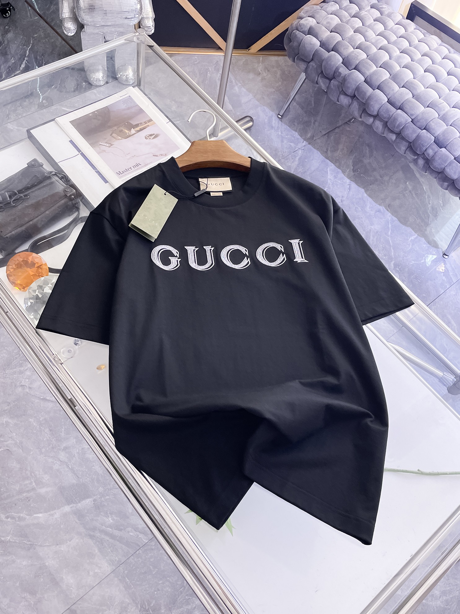 NO:872466,Gucci 2026 spring and summer new style debut counter latest short-sleeved round neck T-shirt, high-end customization, avant-garde and fashionable design!  Brand logo emphasizes craftsmanship design. High-end customized 100% cotton top-grade mercerized fabric. Soft to the touch. Comfortable to wear. Exquisite stitching at the counter level. Fine workmanship. The upper body effect is incomparably handsome!  A must-have item for a stylish man!  Color Black White Size M-3XL, T-shirt, tees, t-shirt,19860909古奇 2026春夏新款首发专柜最新款短袖圆领T恤 高端订制 设计前卫时尚！品牌logo重工艺设计 高端定制百分百棉顶级丝光面料.手感柔软.穿着舒适.专柜级别精致车线.做工精细.上身效果无敌帅气！型男必备单品！ 颜色黑色 白色 码数M-3XL,,T-shirt,tees，t-shirt,,Men's clothing