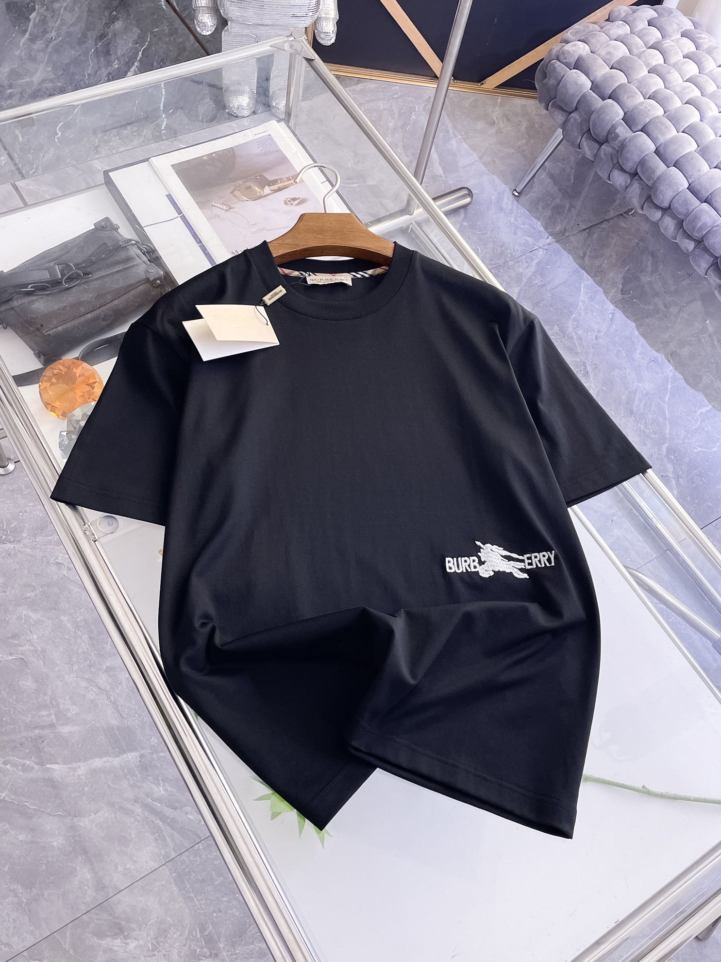NO:872425,Burberry's 2026 spring and summer new style debut counter, the latest short-sleeved round neck T-shirt, high-end customization, avant-garde and fashionable design!  Brand logo emphasizes craftsmanship design. High-end customized 100% cotton top-grade mercerized fabric. Soft to the touch. Comfortable to wear. Exquisite stitching at the counter level. Fine workmanship. The upper body effect is incomparably handsome!  A must-have item for a stylish man!  Color Black White Size M-3XL,,burberry,T-shirt,tees,t-shirt,19860909巴宝莉 2026春夏新款首发专柜最新款短袖圆领T恤 高端订制 设计前卫时尚！品牌logo重工艺设计 高端定制百分百棉顶级丝光面料.手感柔软.穿着舒适.专柜级别精致车线.做工精细.上身效果无敌帅气！型男必备单品！ 颜色黑色 白色 码数M-3XL,,burberry,T-shirt,tees，t-shirt,,Men's clothing