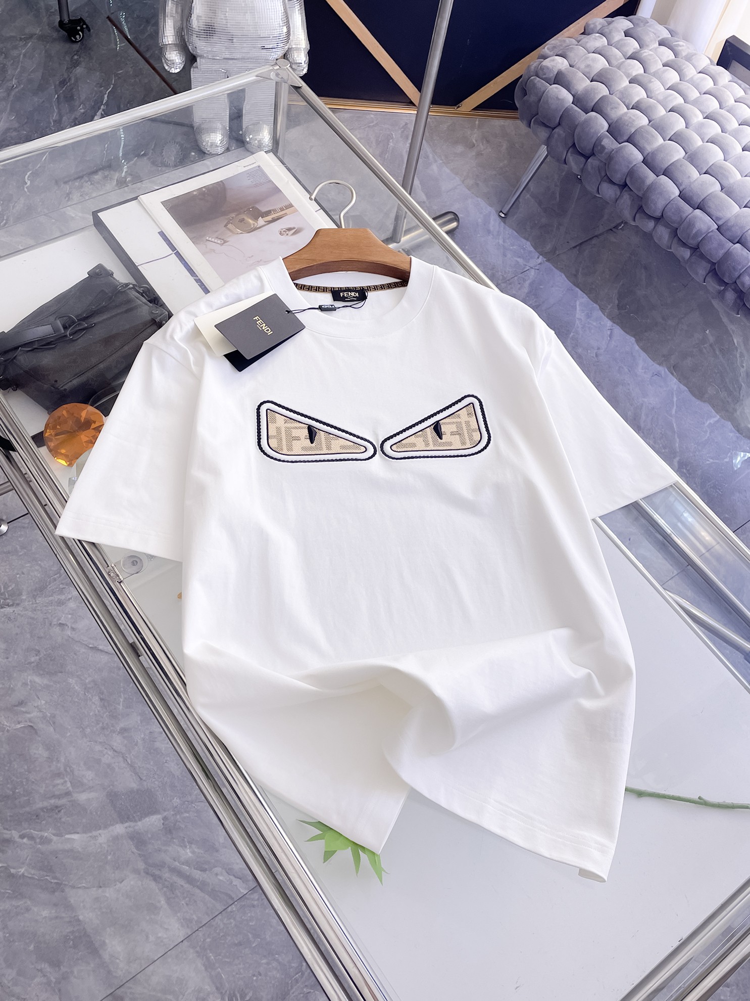 NO:863873,Fendi's 2026 spring and summer new style debut counter, the latest short-sleeved round neck T-shirt, high-end customization, avant-garde and fashionable design!  Brand logo emphasizes craftsmanship design. High-end customized 100% cotton top-grade mercerized fabric. Soft to the touch. Comfortable to wear. Exquisite stitching at the counter level. Fine workmanship. The upper body effect is incomparably handsome!  A must-have item for a stylish man!  Color Black White Size M-3XL,,fendi,T-shirt,tees,t-shirt,19860909芬迪 2026春夏新款首发专柜最新款短袖圆领T恤 高端订制 设计前卫时尚！品牌logo重工艺设计 高端定制百分百棉顶级丝光面料.手感柔软.穿着舒适.专柜级别精致车线.做工精细.上身效果无敌帅气！型男必备单品！ 颜色黑色 白色 码数M-3XL,,fendi,T-shirt,tees，t-shirt,,Men's clothing