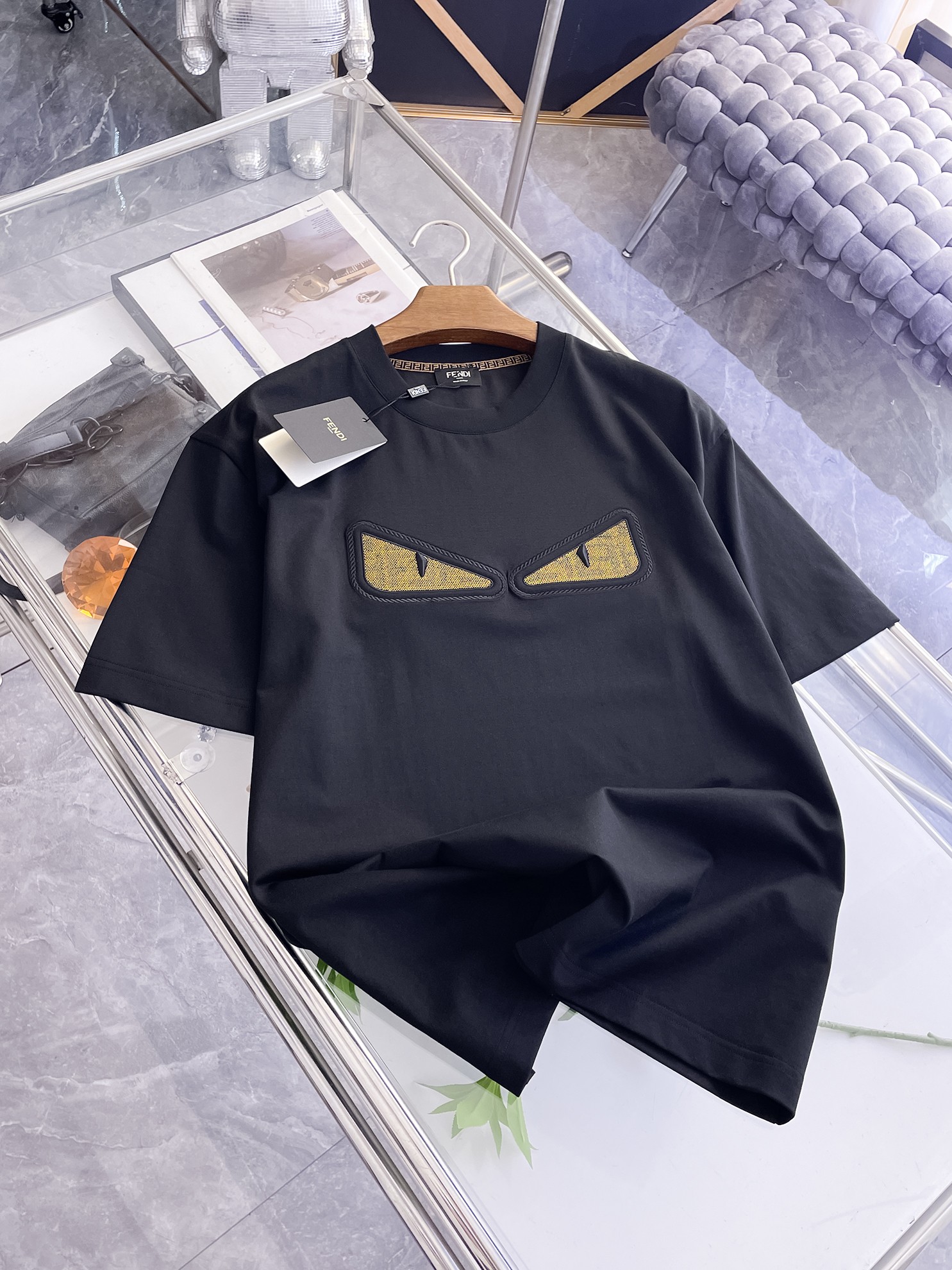 NO:863772,Fendi's 2026 spring and summer new style debut counter, the latest short-sleeved round neck T-shirt, high-end customization, avant-garde and fashionable design!  Brand logo emphasizes craftsmanship design. High-end customized 100% cotton top-grade mercerized fabric. Soft to the touch. Comfortable to wear. Exquisite stitching at the counter level. Fine workmanship. The upper body effect is incomparably handsome!  A must-have item for a stylish man!  Color Black White Size M-3XL,,fendi,T-shirt,tees,t-shirt,19860909芬迪 2026春夏新款首发专柜最新款短袖圆领T恤 高端订制 设计前卫时尚！品牌logo重工艺设计 高端定制百分百棉顶级丝光面料.手感柔软.穿着舒适.专柜级别精致车线.做工精细.上身效果无敌帅气！型男必备单品！ 颜色黑色 白色 码数M-3XL,,fendi,T-shirt,tees，t-shirt,,Men's clothing