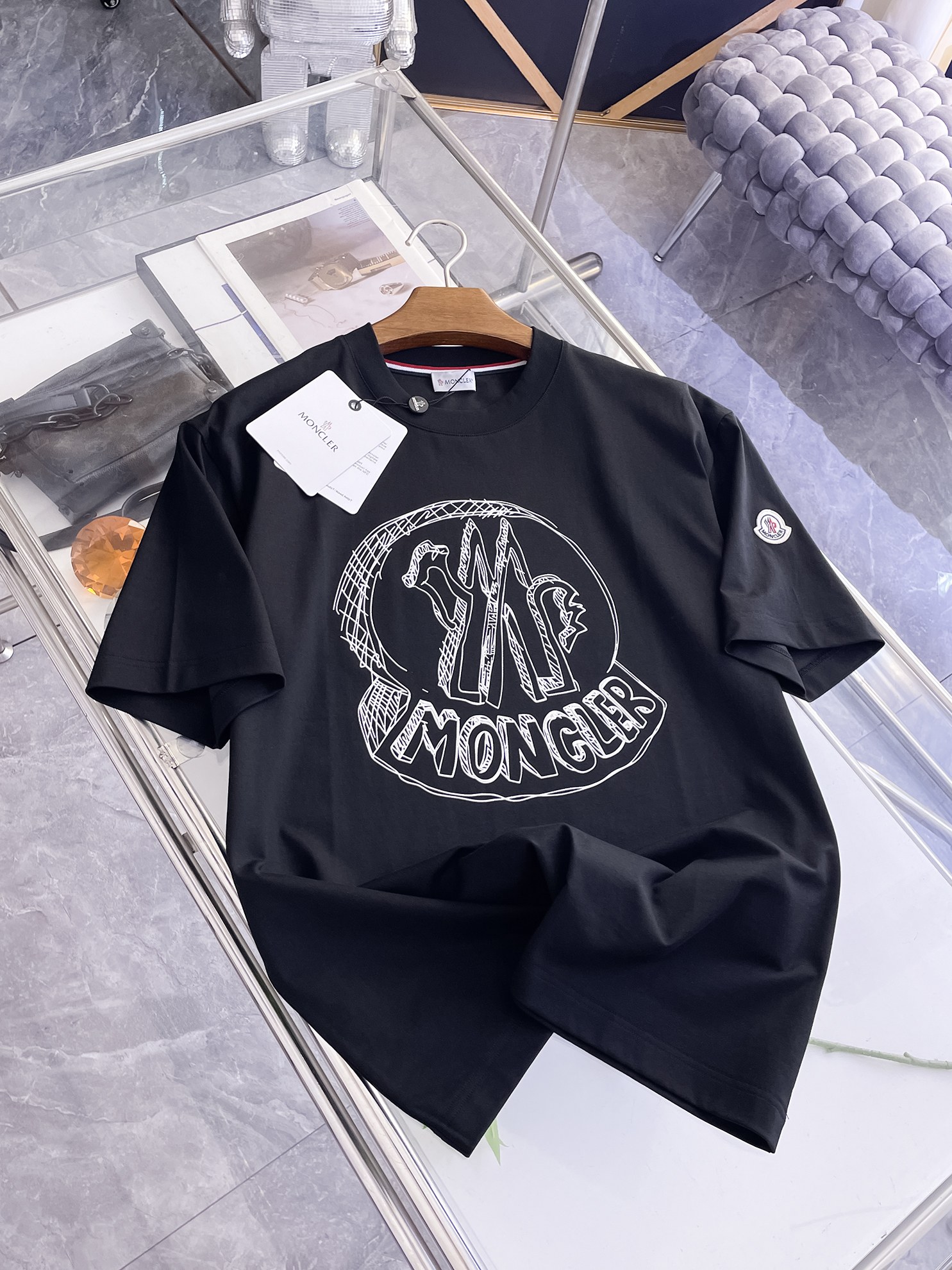 NO:872443,Mengkou 2026 spring and summer new style debut counter latest short-sleeved round neck T-shirt, high-end custom design, avant-garde and fashionable!  Brand logo emphasizes craftsmanship design. High-end customized 100% cotton top-grade mercerized fabric. Soft to the touch. Comfortable to wear. Exquisite stitching at the counter level. Fine workmanship. The upper body effect is incomparably handsome!  A must-have item for a stylish man!  Color Black White Size M-3XL,,Moncler,T-shirt,tees,t-shirt,19860909蒙口2026春夏新款首发专柜最新款短袖圆领T恤 高端订制 设计前卫时尚！品牌logo重工艺设计 高端定制百分百棉顶级丝光面料.手感柔软.穿着舒适.专柜级别精致车线.做工精细.上身效果无敌帅气！型男必备单品！ 颜色黑色 白色 码数M-3XL,,Moncler,T-shirt,tees，t-shirt,,Men's clothing