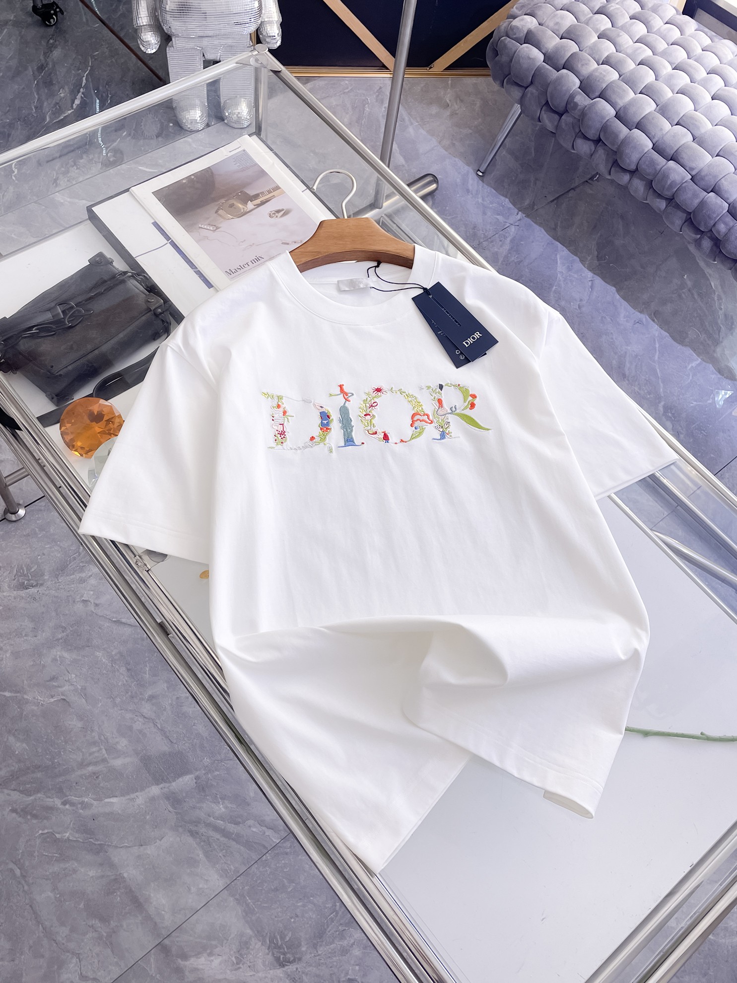 NO:863847,Dior's 2026 spring and summer new style debut counter, the latest short-sleeved round neck T-shirt, high-end customization, avant-garde and fashionable design!  Brand logo emphasizes craftsmanship design. High-end customized 100% cotton top-grade mercerized fabric. Soft to the touch. Comfortable to wear. Exquisite stitching at the counter level. Fine workmanship. The upper body effect is incomparably handsome!  A must-have item for a stylish man!  Color Black White Size M-3XL,, dior, T-shirt, tees, t-shirt,19860909迪奥 2026春夏新款首发专柜最新款短袖圆领T恤 高端订制 设计前卫时尚！品牌logo重工艺设计 高端定制百分百棉顶级丝光面料.手感柔软.穿着舒适.专柜级别精致车线.做工精细.上身效果无敌帅气！型男必备单品！ 颜色黑色 白色 码数M-3XL,,dior,T-shirt,tees，t-shirt,,Men's clothing