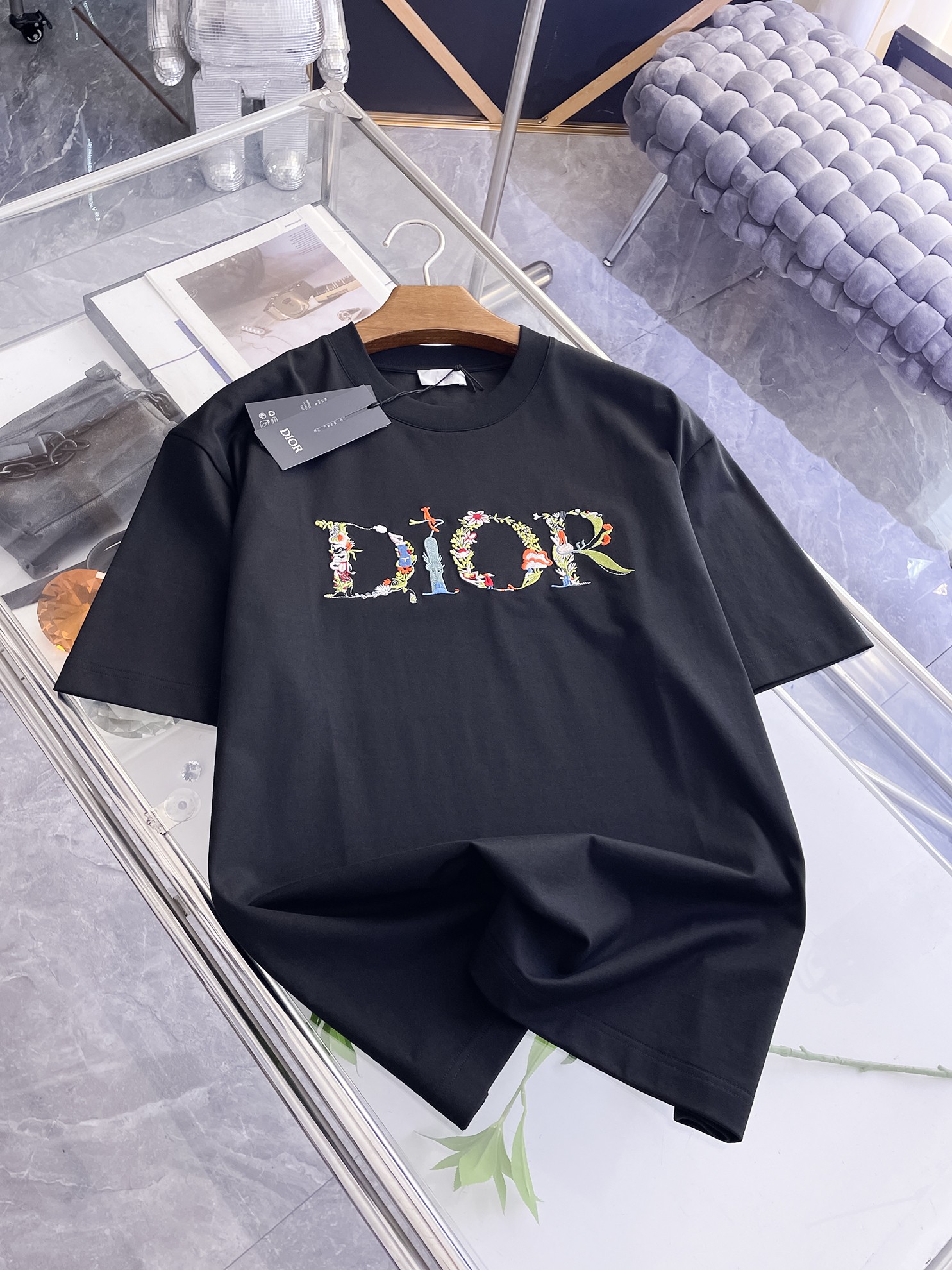 NO:863874,Dior's 2026 spring and summer new style debut counter, the latest short-sleeved round neck T-shirt, high-end customization, avant-garde and fashionable design!  Brand logo emphasizes craftsmanship design. High-end customized 100% cotton top-grade mercerized fabric. Soft to the touch. Comfortable to wear. Exquisite stitching at the counter level. Fine workmanship. The upper body effect is incomparably handsome!  A must-have item for a stylish man!  Color Black White Size M-3XL,, dior, T-shirt, tees, t-shirt,19860909迪奥 2026春夏新款首发专柜最新款短袖圆领T恤 高端订制 设计前卫时尚！品牌logo重工艺设计 高端定制百分百棉顶级丝光面料.手感柔软.穿着舒适.专柜级别精致车线.做工精细.上身效果无敌帅气！型男必备单品！ 颜色黑色 白色 码数M-3XL,,dior,T-shirt,tees，t-shirt,,Men's clothing