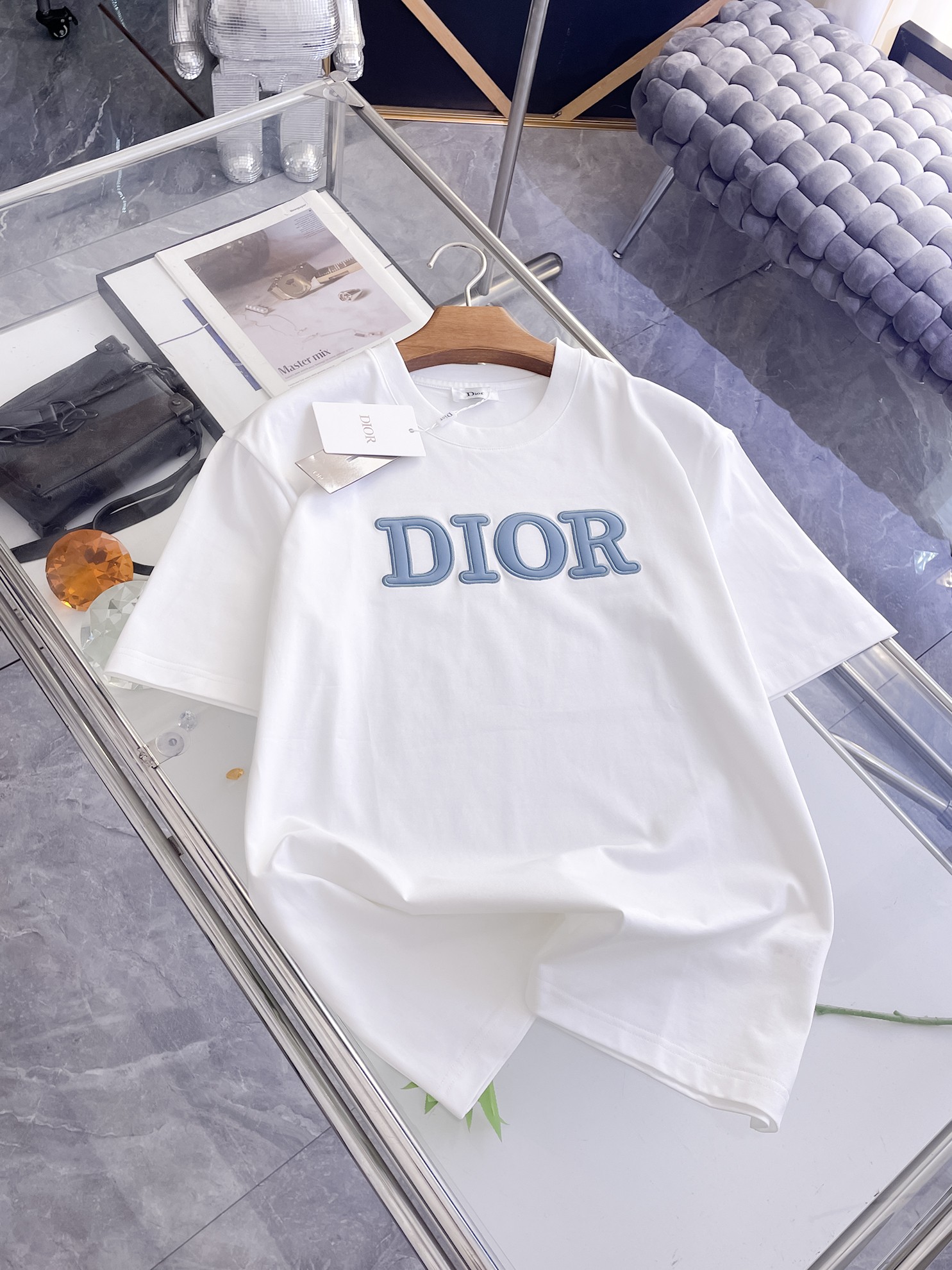 NO:863795,Dior's 2026 spring and summer new style debut counter, the latest short-sleeved round neck T-shirt, high-end customization, avant-garde and fashionable design!  Brand logo emphasizes craftsmanship design. High-end customized 100% cotton top-grade mercerized fabric. Soft to the touch. Comfortable to wear. Exquisite stitching at the counter level. Fine workmanship. The upper body effect is incomparably handsome!  A must-have item for a stylish man!  Color Black White Size M-3XL,, dior, T-shirt, tees, t-shirt,19860909迪奥 2026春夏新款首发专柜最新款短袖圆领T恤 高端订制 设计前卫时尚！品牌logo重工艺设计 高端定制百分百棉顶级丝光面料.手感柔软.穿着舒适.专柜级别精致车线.做工精细.上身效果无敌帅气！型男必备单品！ 颜色黑色 白色 码数M-3XL,,dior,T-shirt,tees，t-shirt,,Men's clothing
