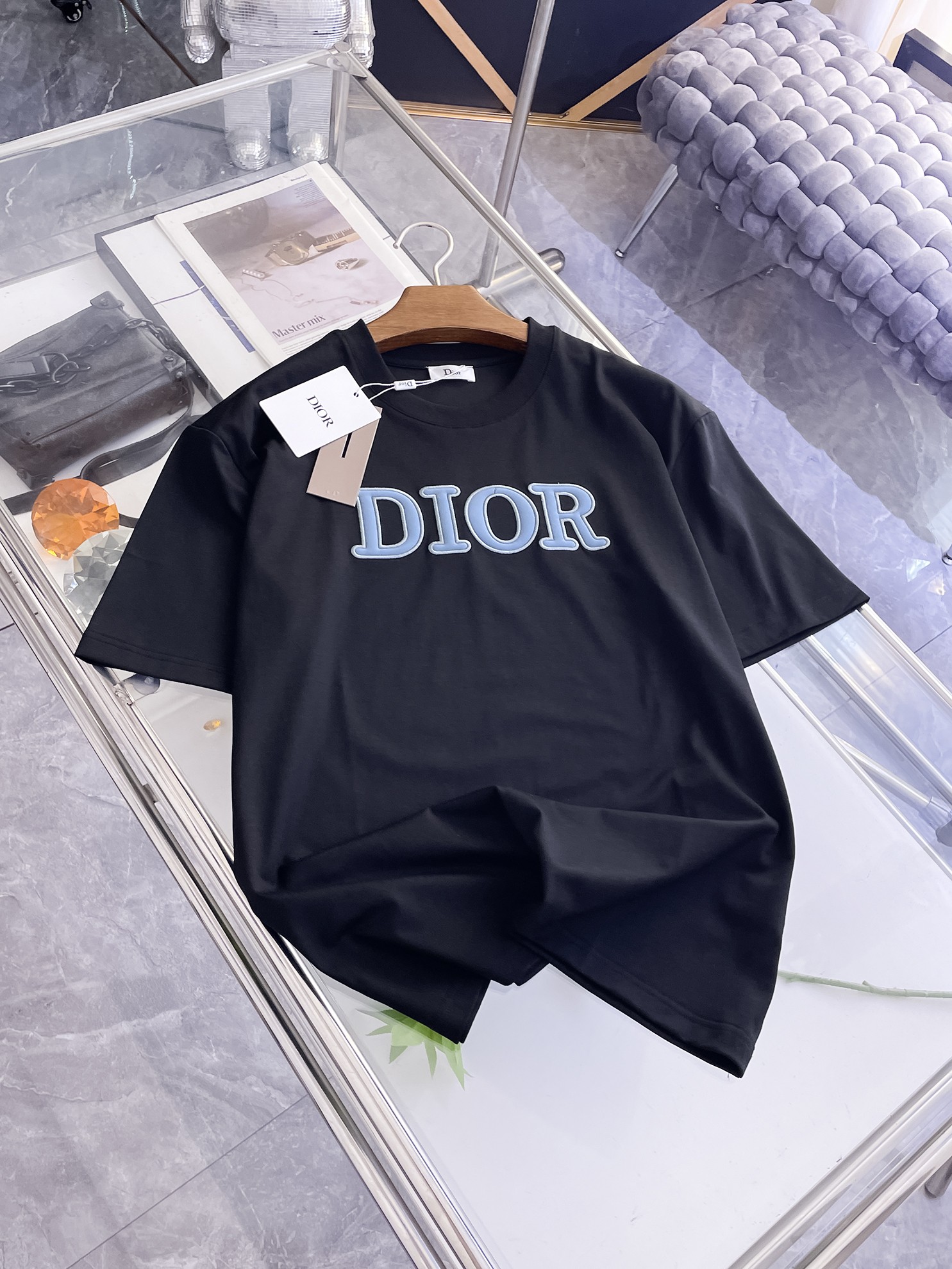NO:863819,Dior's 2026 spring and summer new style debut counter, the latest short-sleeved round neck T-shirt, high-end customization, avant-garde and fashionable design!  Brand logo emphasizes craftsmanship design. High-end customized 100% cotton top-grade mercerized fabric. Soft to the touch. Comfortable to wear. Exquisite stitching at the counter level. Fine workmanship. The upper body effect is incomparably handsome!  A must-have item for a stylish man!  Color Black White Size M-3XL,, dior, T-shirt, tees, t-shirt,19860909迪奥 2026春夏新款首发专柜最新款短袖圆领T恤 高端订制 设计前卫时尚！品牌logo重工艺设计 高端定制百分百棉顶级丝光面料.手感柔软.穿着舒适.专柜级别精致车线.做工精细.上身效果无敌帅气！型男必备单品！ 颜色黑色 白色 码数M-3XL,,dior,T-shirt,tees，t-shirt,,Men's clothing