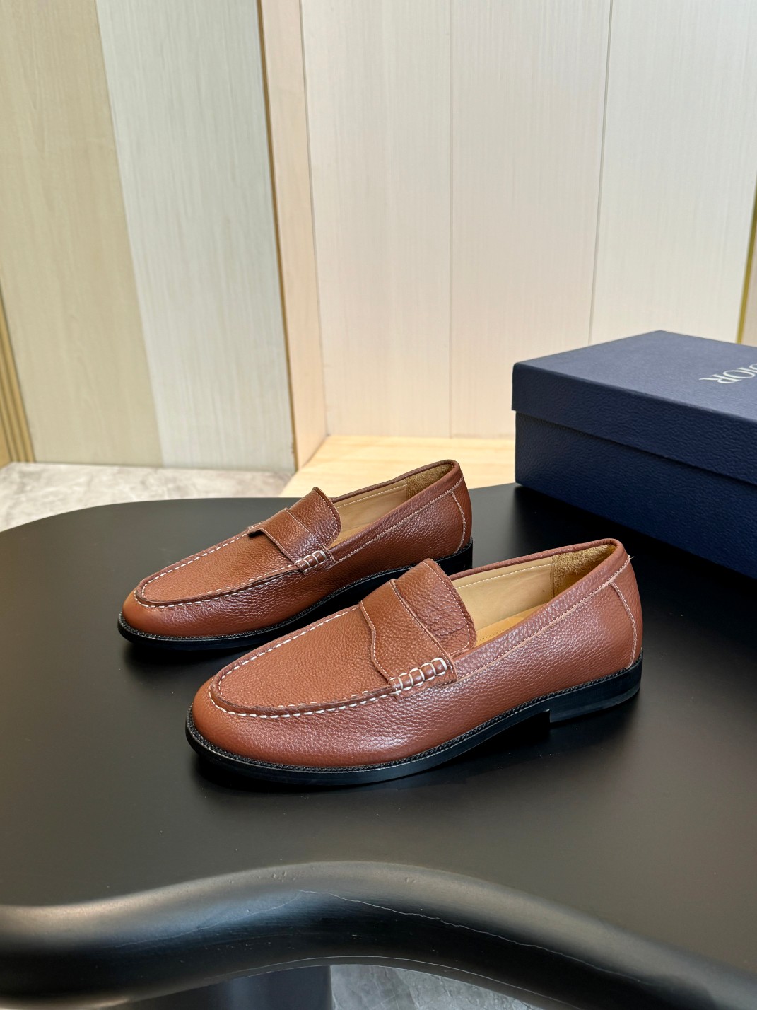 Dio 男士正装真皮大底皮鞋 - 通気性抜群で足疲れを軽減するシンプルデザイン