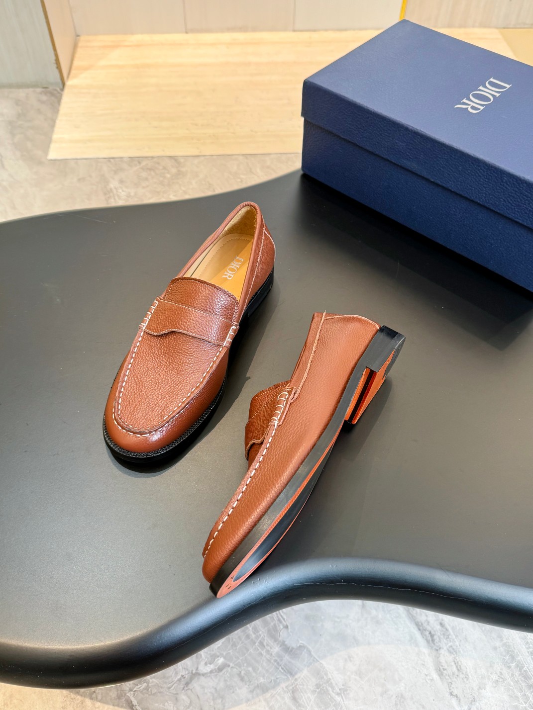 Dio 男士正装真皮大底皮鞋 - 通気性抜群で足疲れを軽減するシンプルデザイン