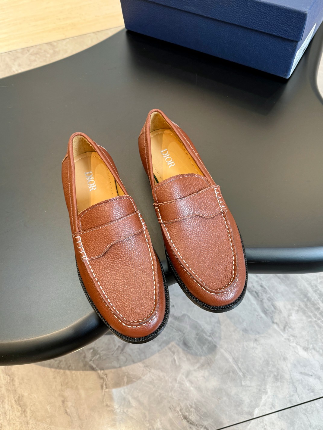 Dio 男士正装真皮大底皮鞋 - 通気性抜群で足疲れを軽減するシンプルデザイン