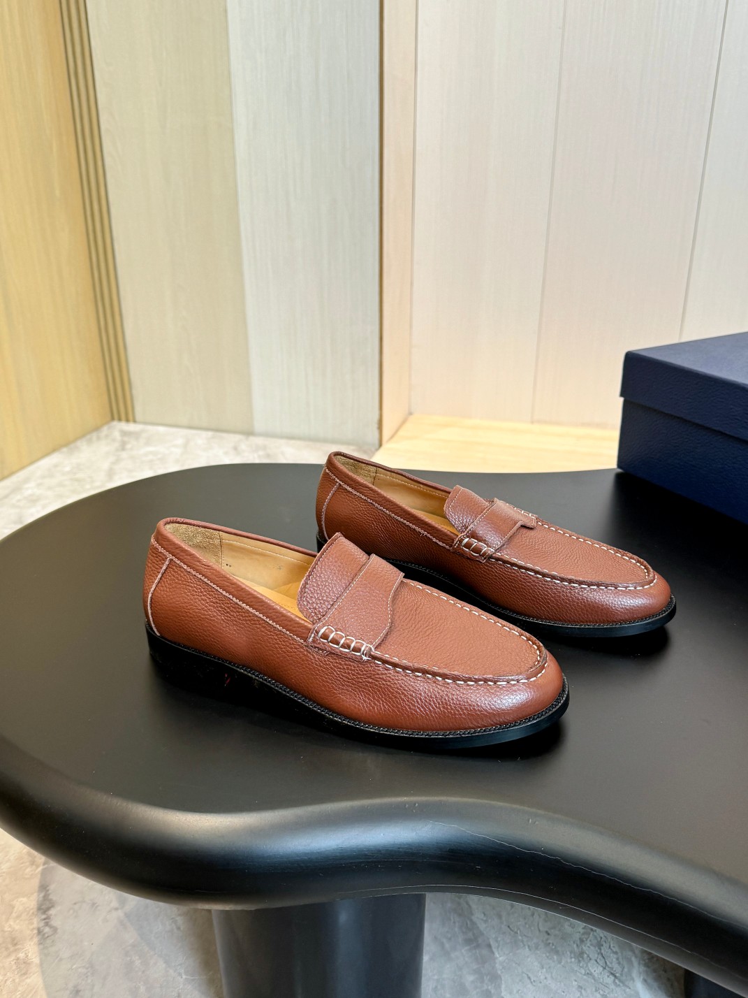 Dio 男士正装真皮大底皮鞋 - 通気性抜群で足疲れを軽減するシンプルデザイン