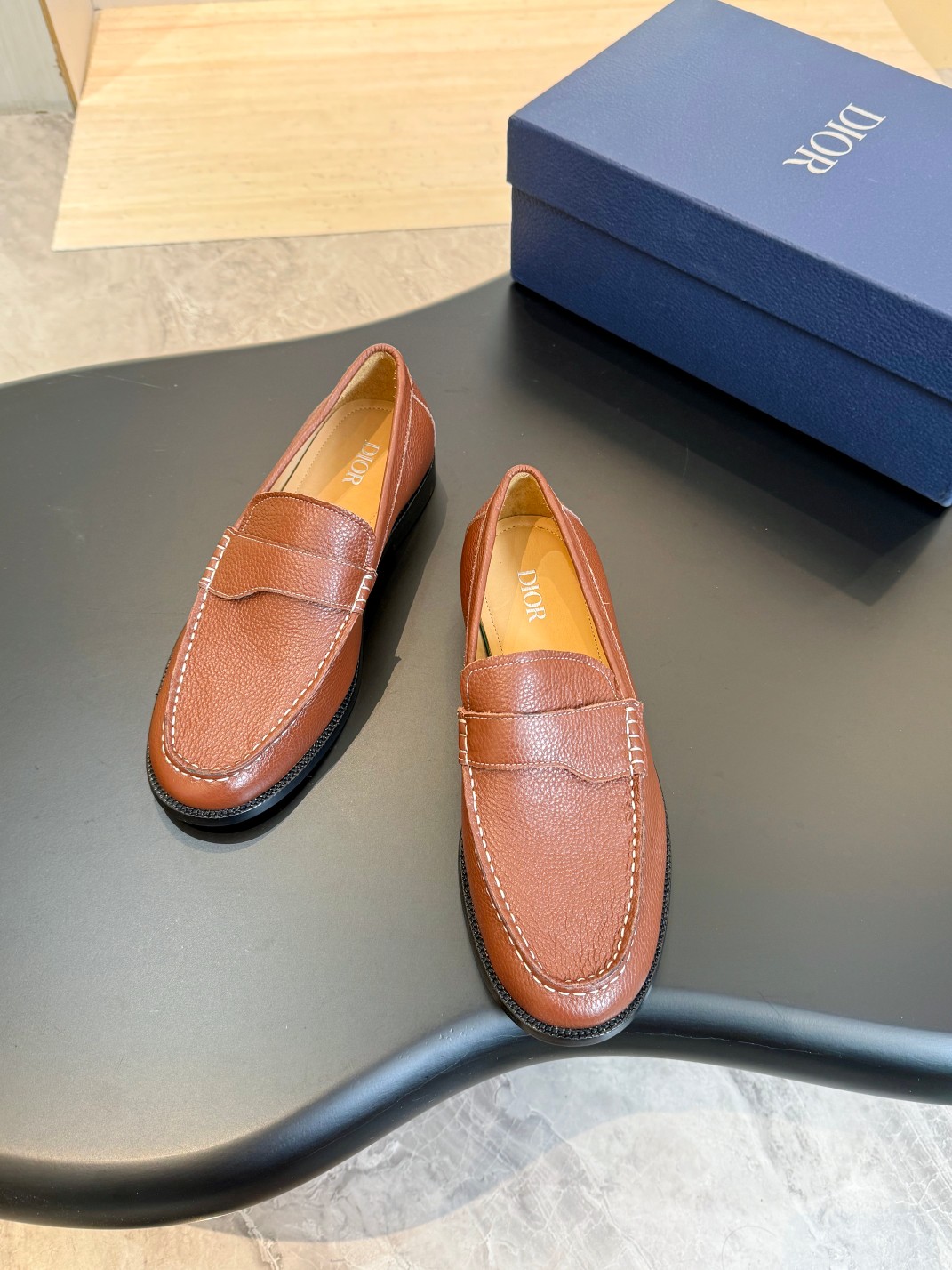 Dio 男士正装真皮大底皮鞋 - 通気性抜群で足疲れを軽減するシンプルデザイン