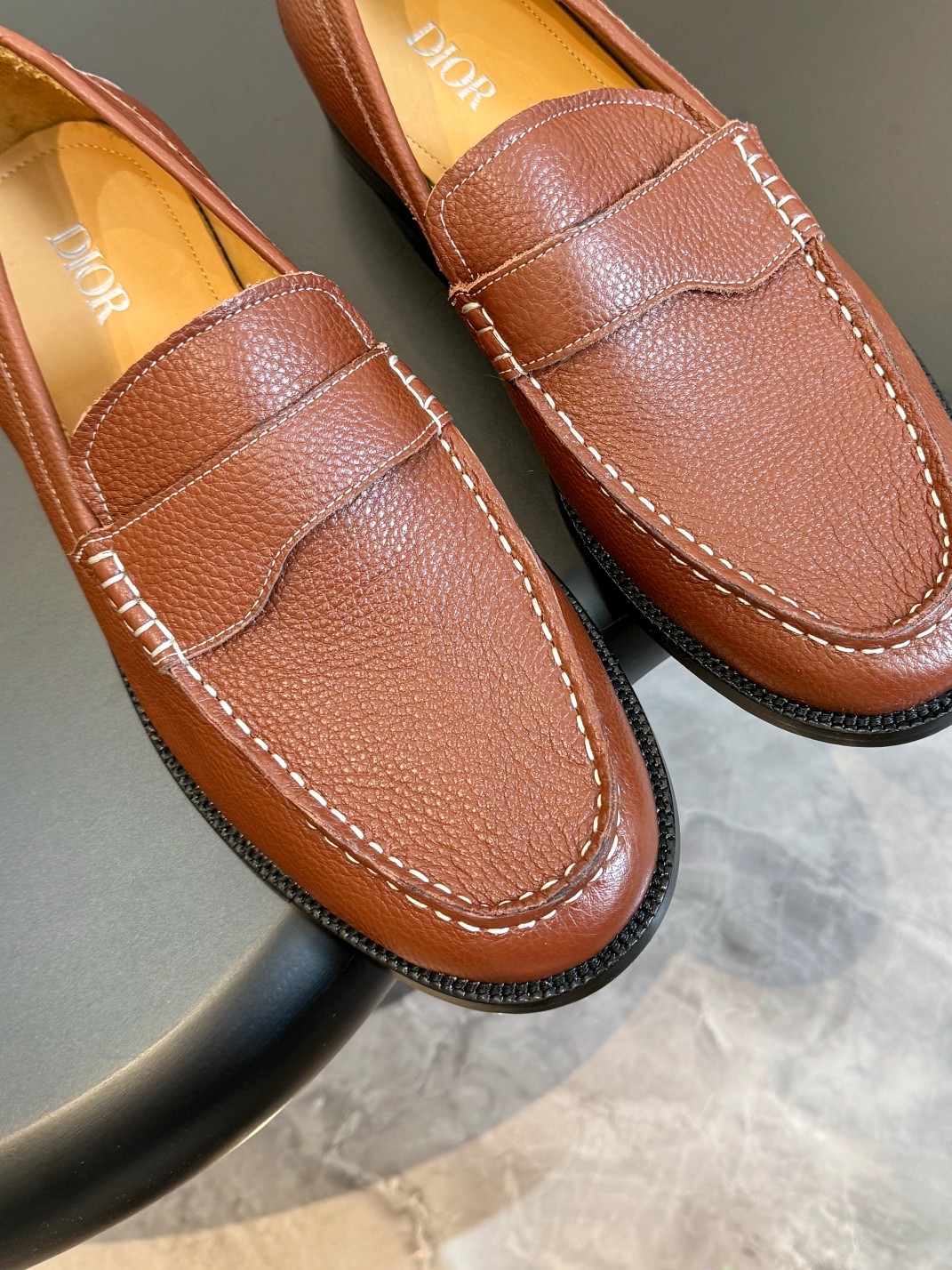 Dio 男士正装真皮大底皮鞋 - 通気性抜群で足疲れを軽減するシンプルデザイン