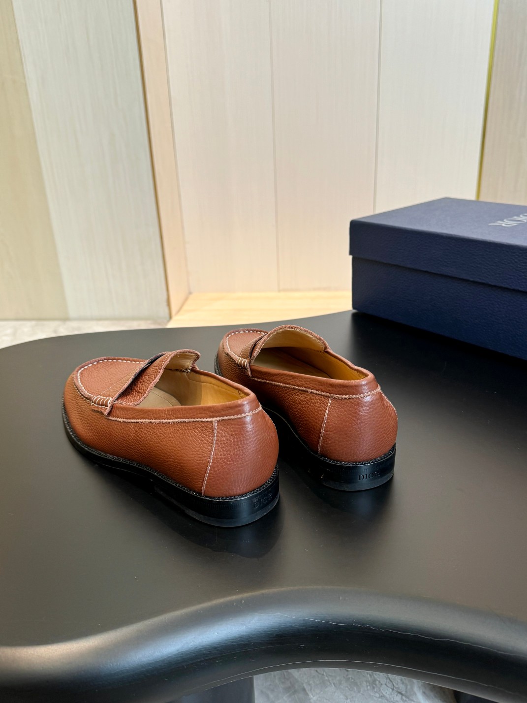 Dio 男士正装真皮大底皮鞋 - 通気性抜群で足疲れを軽減するシンプルデザイン