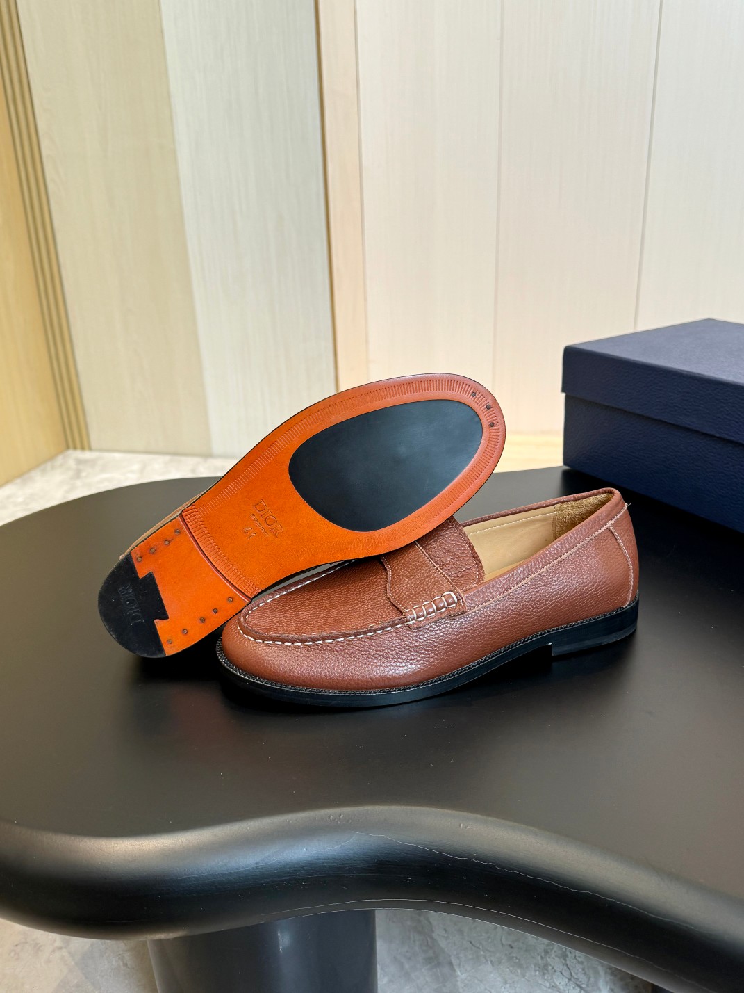 Dio 男士正装真皮大底皮鞋 - 通気性抜群で足疲れを軽減するシンプルデザイン