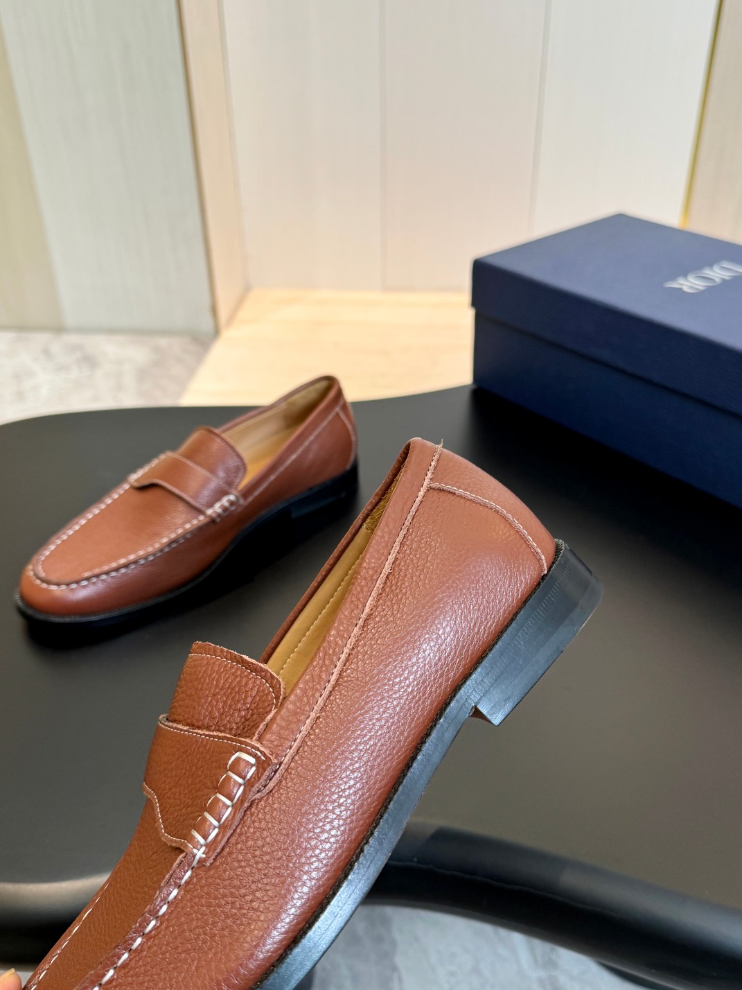 Dio 男士正装真皮大底皮鞋 - 通気性抜群で足疲れを軽減するシンプルデザイン