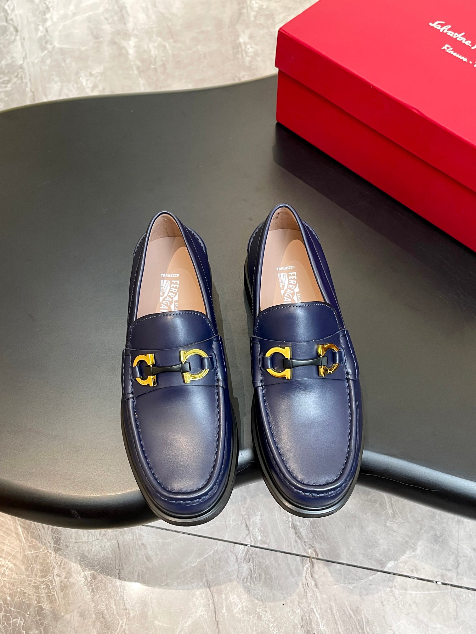 NO:273845,Ferragam men's thick-soled casual loafers are very fashionable and charming. Made of imported calfskin, decorated with genuine leather buckles, paired with contrasting rubber thick sole. This shoe adopts 