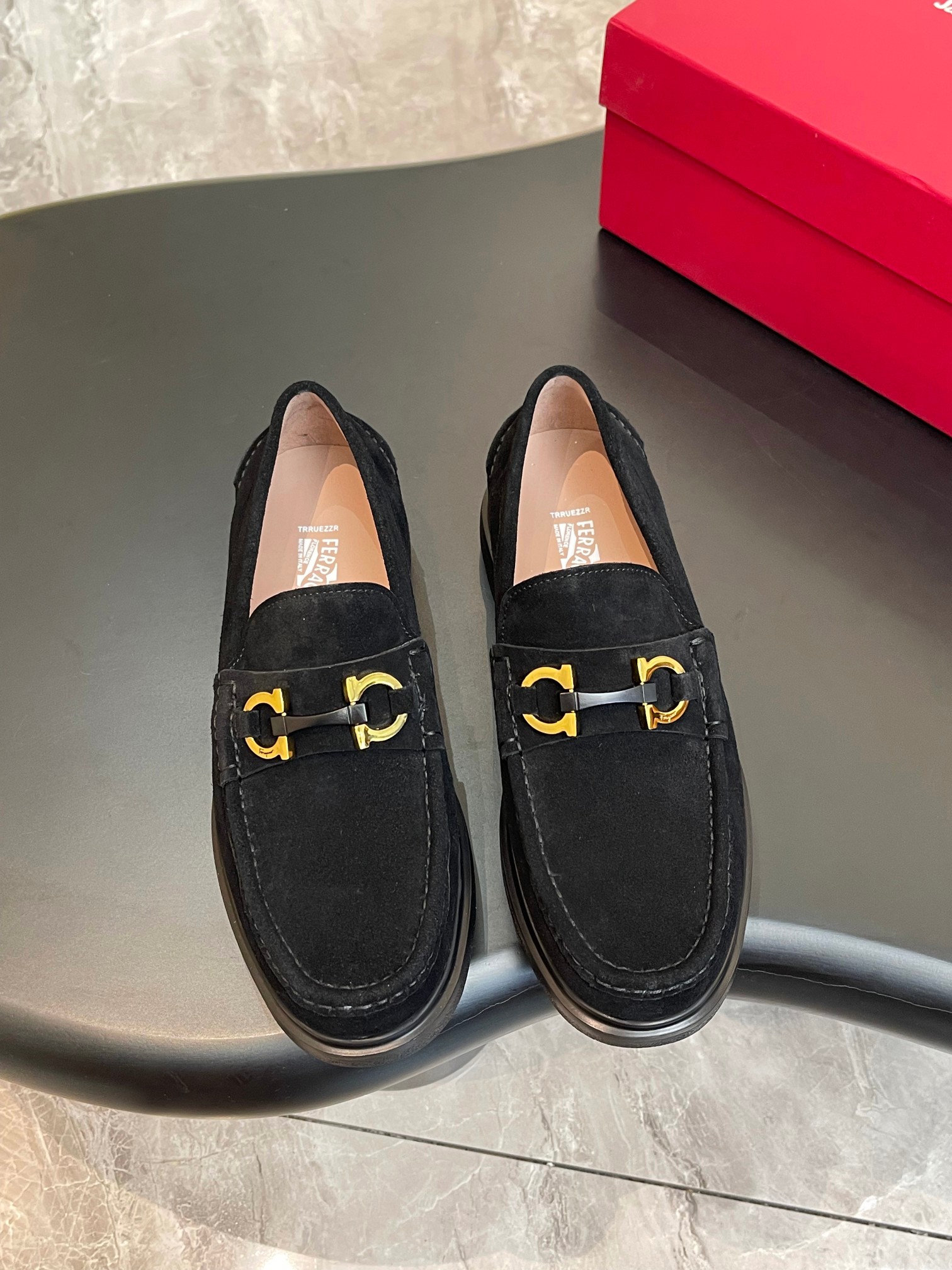 NO:273848,Ferragam men's thick-soled casual loafers are very fashionable and charming. Made of imported anti-wool/calf leather, decorated with genuine leather buckles, paired with contrasting rubber thick sole. This shoe adopts 