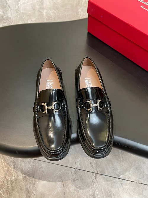 Elegantes mocasines Ferragamo para hombre en cuero brillante con suela gruesa 1 Elegantes mocasines Ferragamo para hombre en cuero brillante con suela gruesa
