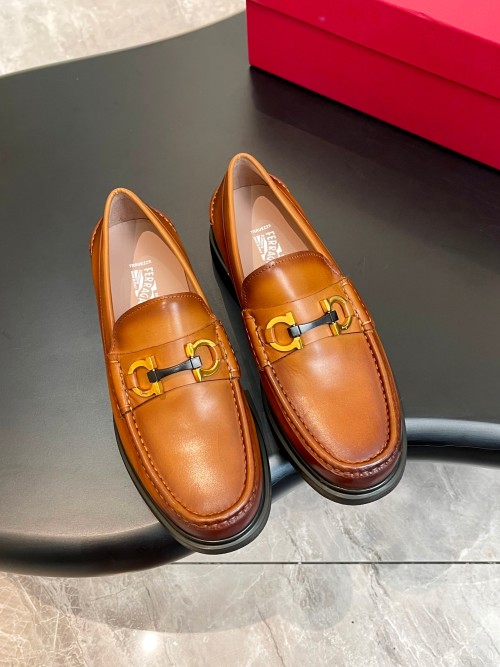 Stijlvolle Ferragamo Heren Leren Loafers met Dikke Zool en Gesp Detail 1 Stijlvolle Ferragamo Heren Leren Loafers met Dikke Zool en Gesp Detail