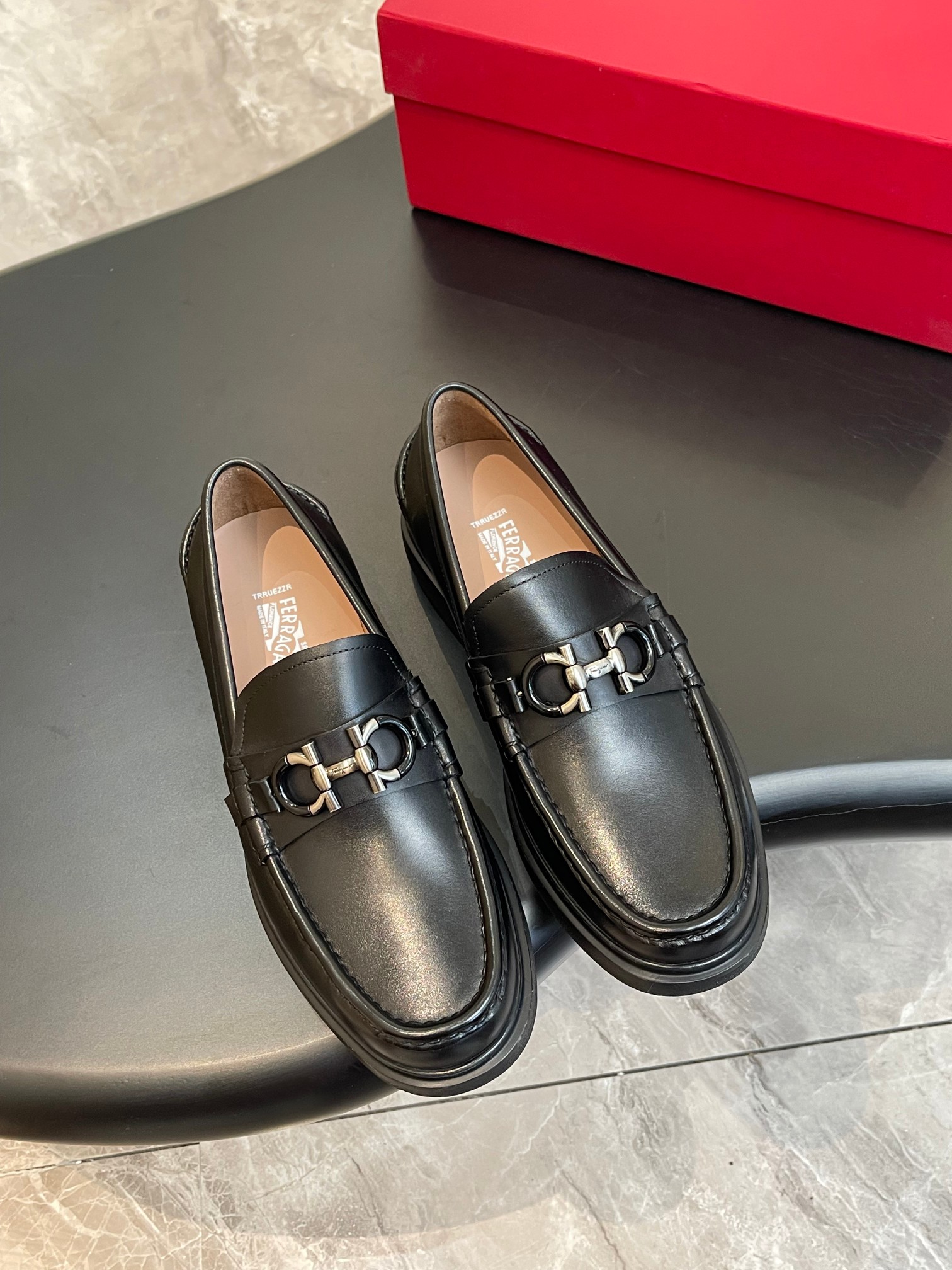 Salvatore Ferragamo Men's Leather Loafers with Contrast Rubber Sole 2 a1729138169162 1030
