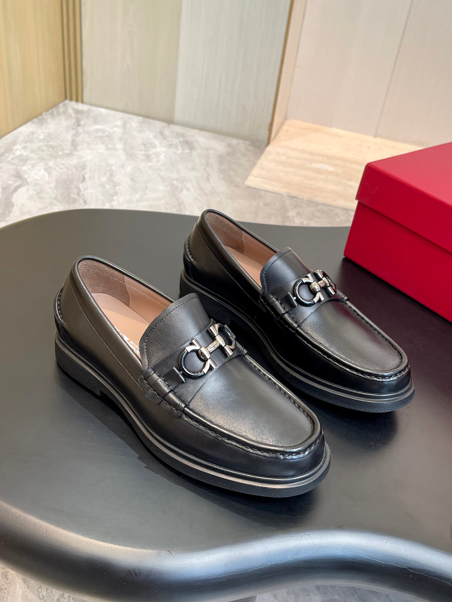 Salvatore Ferragamo Men's Leather Loafers with Contrast Rubber Sole 5 a1729138169323 8600