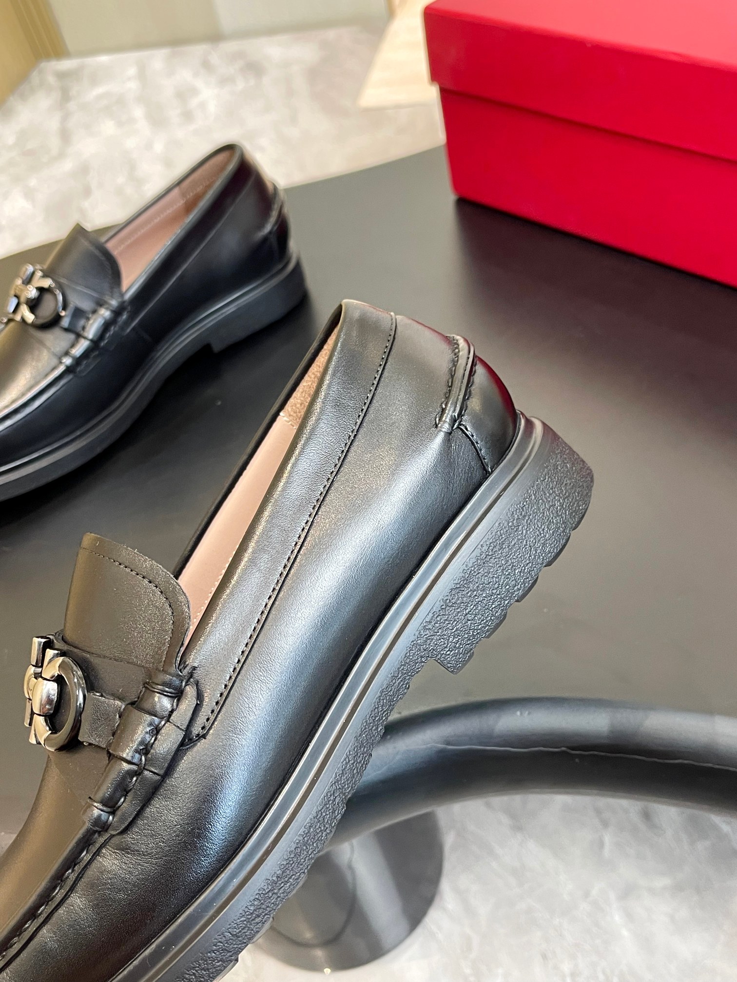 Salvatore Ferragamo Men's Leather Loafers with Contrast Rubber Sole 8 a1729138170630 2374