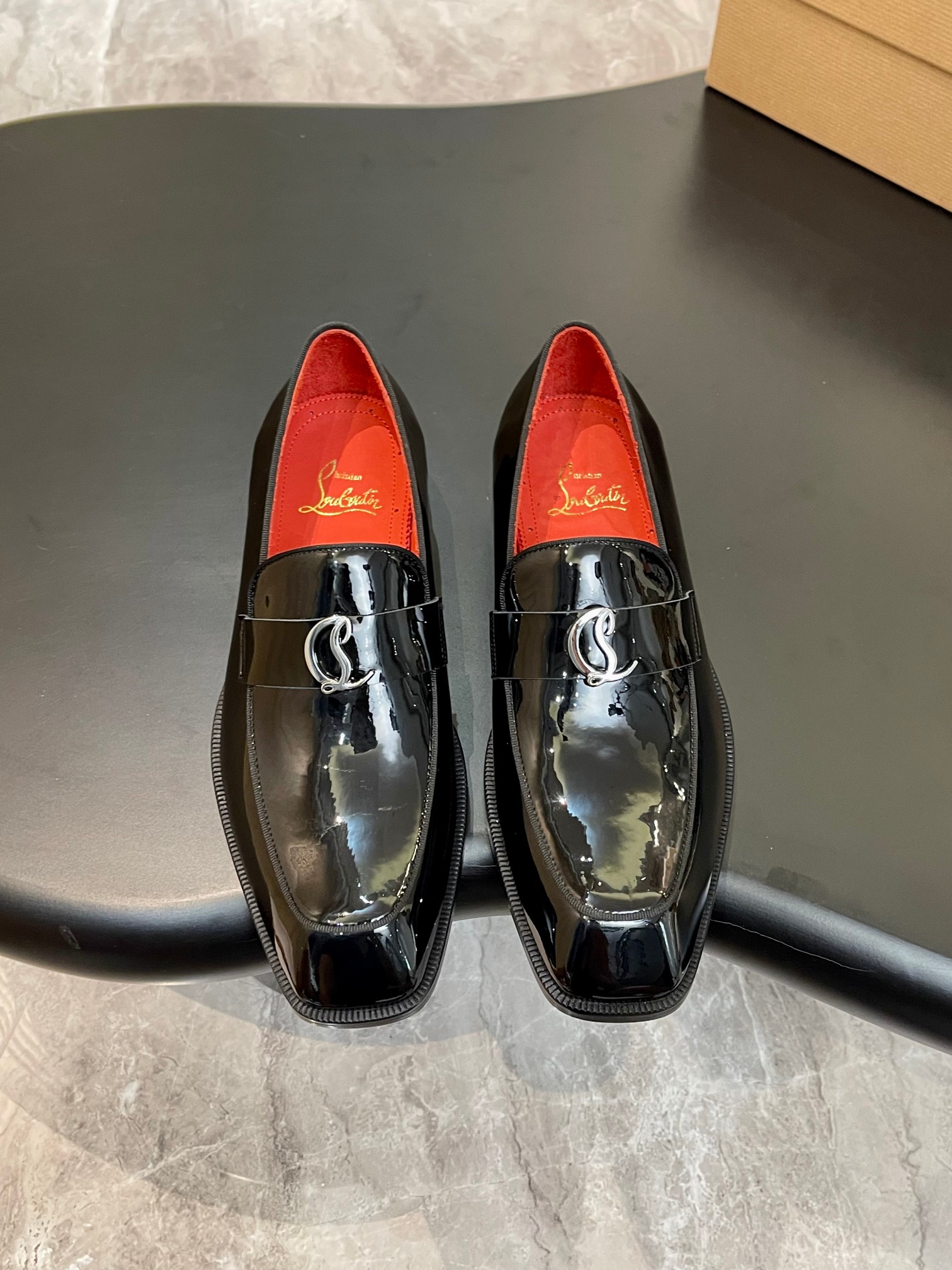 NO:272806,Christia*.Loubouti* High-end men's business formal leather shoes | Classic red soles | Original imported top layer cowhide | Iconic rivet decoration | Water-dyed cowhide inner lining | Italian imported red cowhide | High-end luxury | Perfect interpretation of fashion, sunshine and stylish, suitable for all occasions Size39-44 (customized for 38.45.46),,christian louboutin,christian louboutin,cowhide19860909Christia*.Loubouti*高端男士商务正装皮鞋｜经典红底鞋｜原版进口头层牛皮｜标志性铆钉装饰｜水染牛皮内里｜意大利进口红色牛皮大底｜高端奢华｜完美诠释了时尚、阳光、有型,适合各种场合 Size39-44（38.45.46定做）,,christian louboutin,christian louboutin,cowhide,Men's shoes