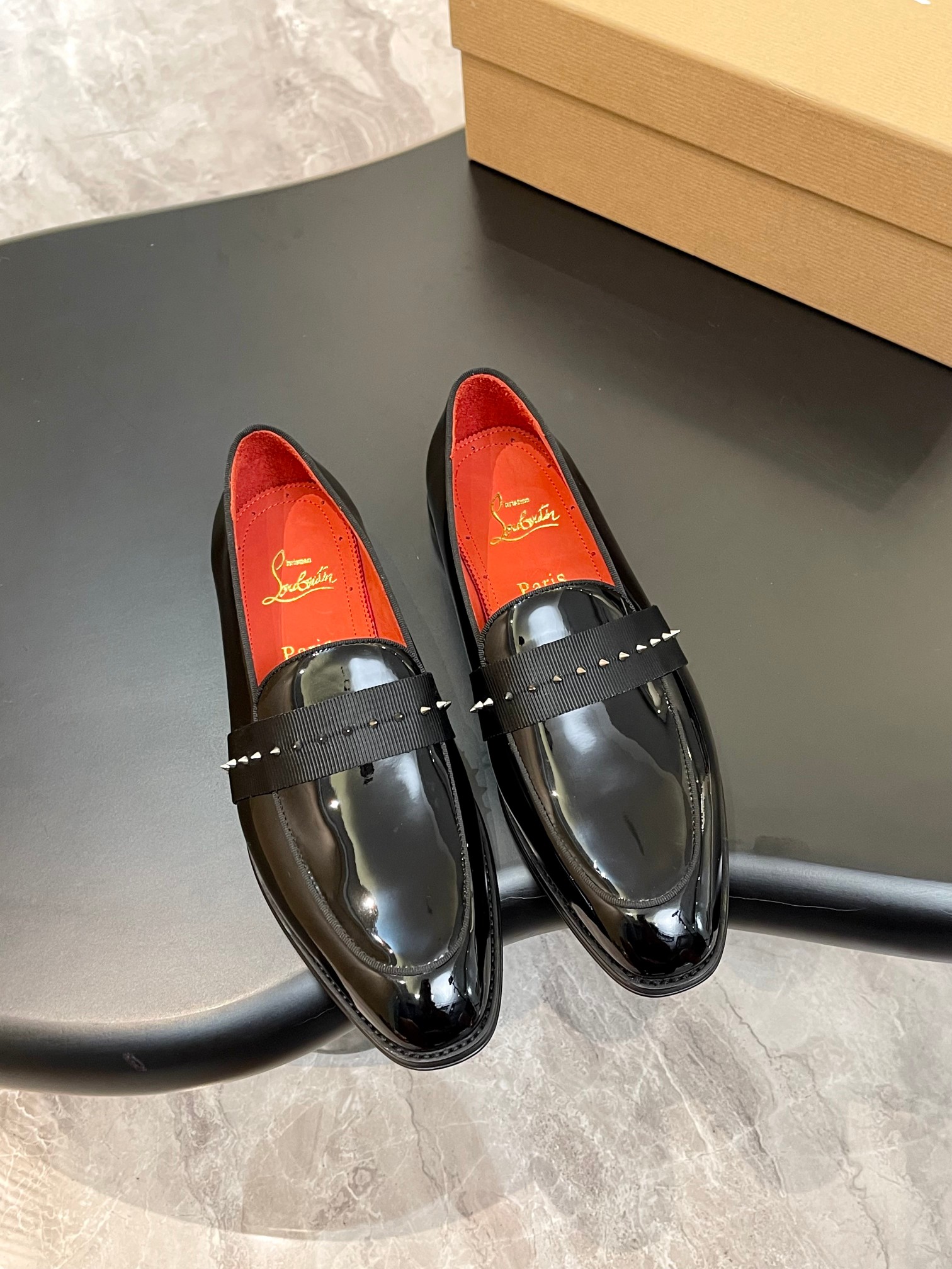 NO:745403,Christia*.Loubouti* High-end men's business formal leather shoes | Classic red sole shoes | Original imported first-layer cowhide | Iconic rivet decoration | Water-dyed cowhide lining | Italian imported red cowhide outsole | High-end luxury | Perfect interpretation of fashion, sunshine, style, suitable for various occasions19860909Christia*.Loubouti*高端男士商务正装皮鞋｜经典红底鞋｜原版进口头层牛皮｜标志性铆钉装饰｜水染牛皮内里｜意大利进口红色牛皮大底｜高端奢华｜完美诠释了时尚、阳光、有型,适合各种场合 Size39-44（38.45.46定做）,,christian louboutin,christian louboutin,cowhide,Men's shoes