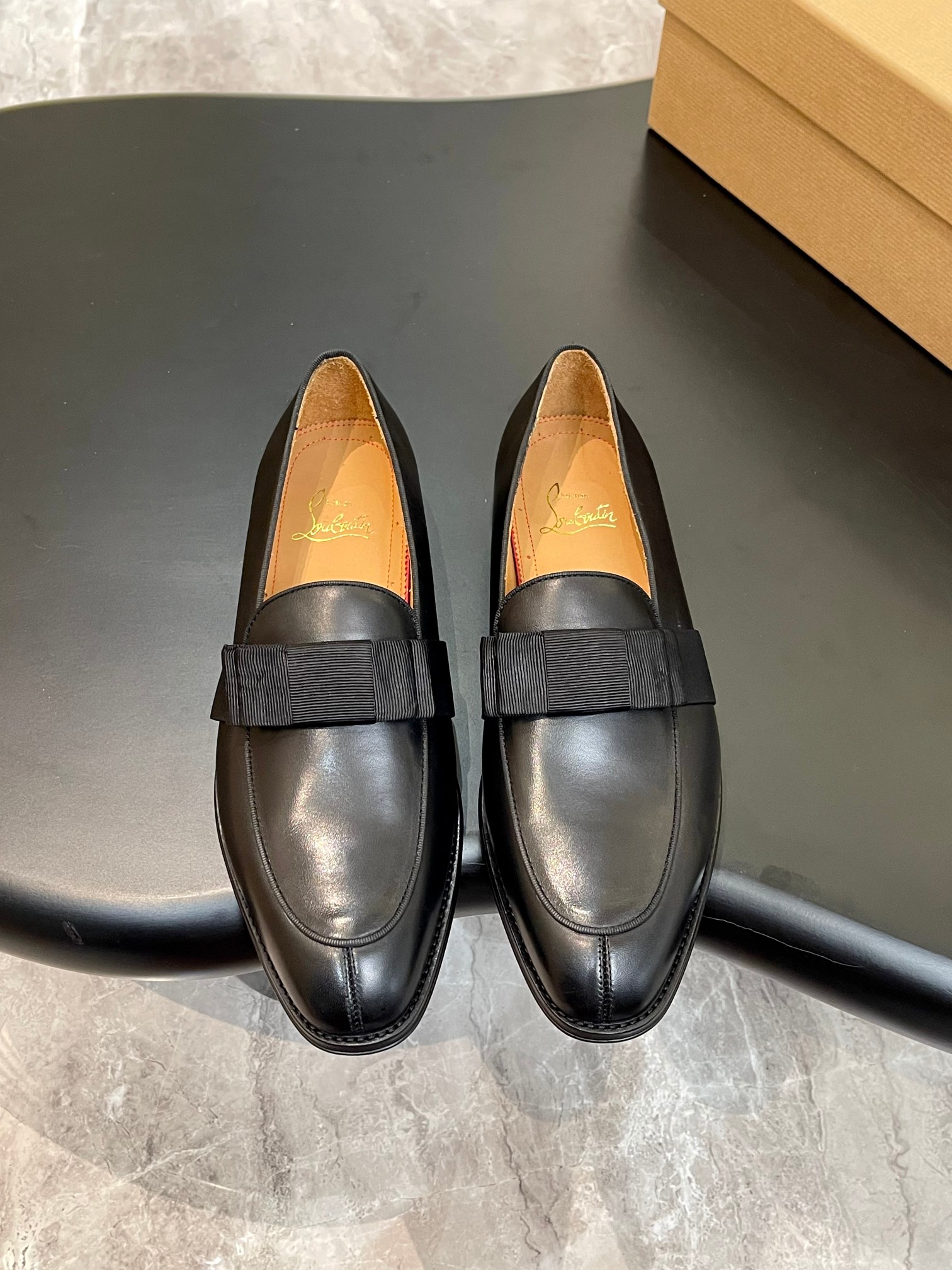 NO:348324,Christia*.Loubouti* High-end men's business formal leather shoes | Classic red sole shoes | Original imported top layer cowhide | Iconic rivet decoration | Water-dyed cowhide inner lining | Italian imported red cowhide | High-end luxury | Perfect interpretation of fashion, sunshine and stylish, suitable for all occasions Size39-44 (customized for 38.45.46),,christian louboutin,christian louboutin,cowhide19860909Christia*.Loubouti*高端男士商务正装皮鞋｜经典红底鞋｜原版进口头层牛皮｜标志性铆钉装饰｜水染牛皮内里｜意大利进口红色牛皮大底｜高端奢华｜完美诠释了时尚、阳光、有型,适合各种场合 Size39-44（38.45.46定做）,,christian louboutin,christian louboutin,cowhide,Men's shoes