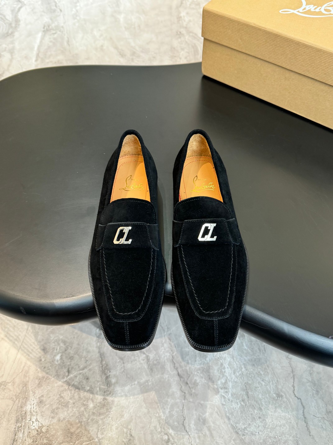 NO:272809,Christia*.Loubouti*.Batch.High-end men's business formal leather shoes.Classic red sole shoes.Original imported toe layer cowhide.Imported rivet decoration.Water-dyed cowhide inner lining.Italy imported red cowhide.High-end luxury.Perfect interpretation of fashion, sunshine and stylish, suitable for all occasions.Size 39-44 (38.45.46 Custom made),Christian louboutin,cowhide19860909Christia*.Loubouti*.批.高端男士商务正装皮鞋.经典红底鞋.原版进口头层牛皮.标志性铆钉装饰 水染牛皮内里.意大利进口红色牛皮大底.高端奢华.完美诠释了时尚、阳光、有型,适合各种场合 码数39-44（38.45.46定做）,,christian louboutin,cowhide,Men's shoes