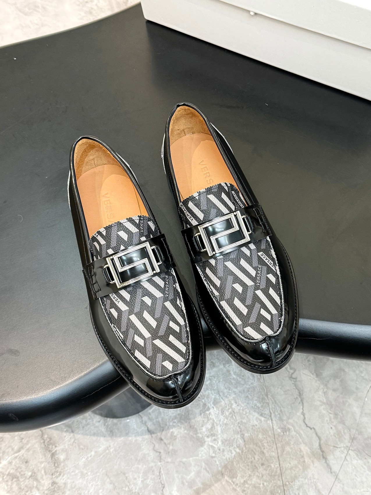 NO:273765,Versace, new men's leather shoes, new counters are available simultaneously, imported calfskin on the upper, water-dyed cowhide inner lining, imported genuine leather soles, standard code 39-44, (can be customized 38.45.46), versace, versace, cowhide, Leather soles19860909批元Versace范思哲 男士新款皮鞋,专柜同步上新,鞋面进口小牛皮,水染牛皮内里,进口真皮大底,标准码39-44,(可定做38.45.46),,versace,versace,cowhide,Leather soles,Men's shoes