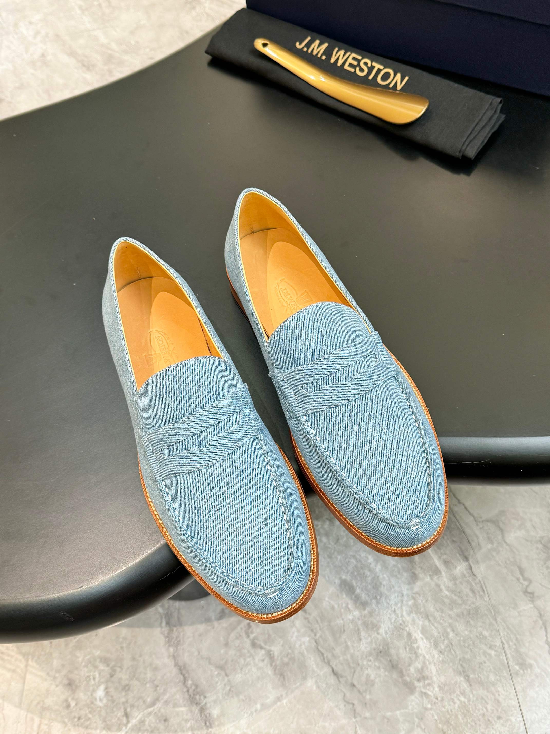 NO:352248,[JM Weston] Top Size Men's Model 39-44. (38.45.46 customized) Top version!  !  Brand JM Weston JM Weston JMWESTON Derby Business Men's Shoes | Fabrics are imported denim | High-end and delicate | Velvet-like soft leather highlights the design of the shoe | Light and inspirational production structure brings a comfortable foot experience | Breathable cowhide inner | Details of the same color stitching | Simple shoe shape on and off and heeled feet | Imported cowhide from Italy. 520,,cowhide19860909【JM威士顿】顶级 Size男款39-44.（38.45.46订做） 顶级版本！！品牌JM威士顿 JM威士顿JMWESTON德比商务男鞋｜面料采用进口牛仔布｜高档细腻｜如天鹅绒一般柔软的皮革突出鞋子的设计｜轻盈而灵感的制作结构则带来舒适之至的足下体验｜透气牛皮内里｜同色系缝线细节｜简约鞋型穿脱十分跟脚｜意大利进口牛皮大底. 520,,cowhide,Men's shoes