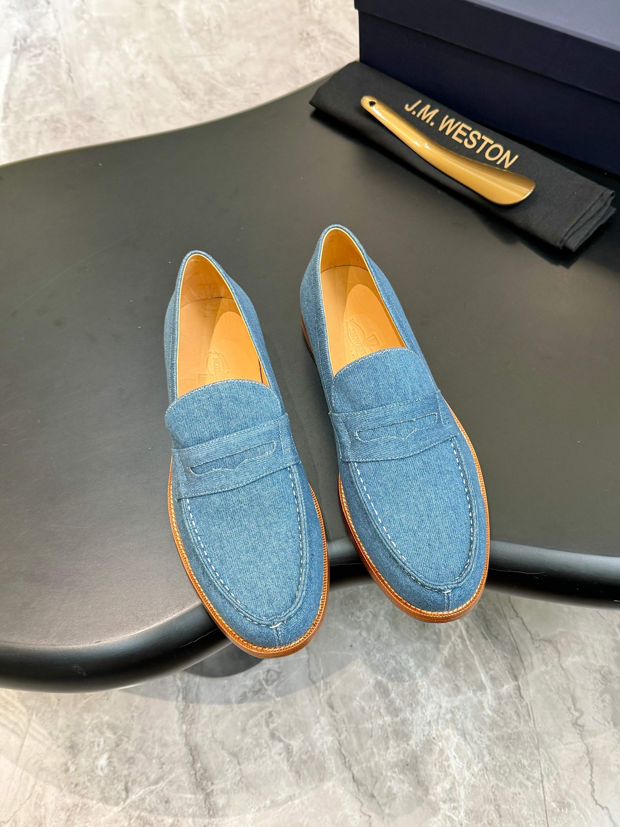 NO:352228,[JM Weston] Top Size Men's Model 39-44. (38.45.46 Customized) Top Version!  !  Brand JM Weston JM Weston JMWESTON Derby Business Men's Shoes | Fabrics are imported denim | High-end and delicate | Velvet-like soft leather highlights the design of the shoe | Light and inspirational production structure brings a comfortable foot experience | Breathable cowhide inner | Stylish stitching details | Simple shoe shape on and off and takes off ｜Italy imported cowhide sole.,,cowhide19860909【JM威士顿】顶级 Size男款39-44.（38.45.46订做） 顶级版本！！品牌JM威士顿 JM威士顿JMWESTON德比商务男鞋｜面料采用进口牛仔布｜高档细腻｜如天鹅绒一般柔软的皮革突出鞋子的设计｜轻盈而灵感的制作结构则带来舒适之至的足下体验｜透气牛皮内里｜同色系缝线细节｜简约鞋型穿脱十分跟脚｜意大利进口牛皮大底.,,cowhide,Men's shoes