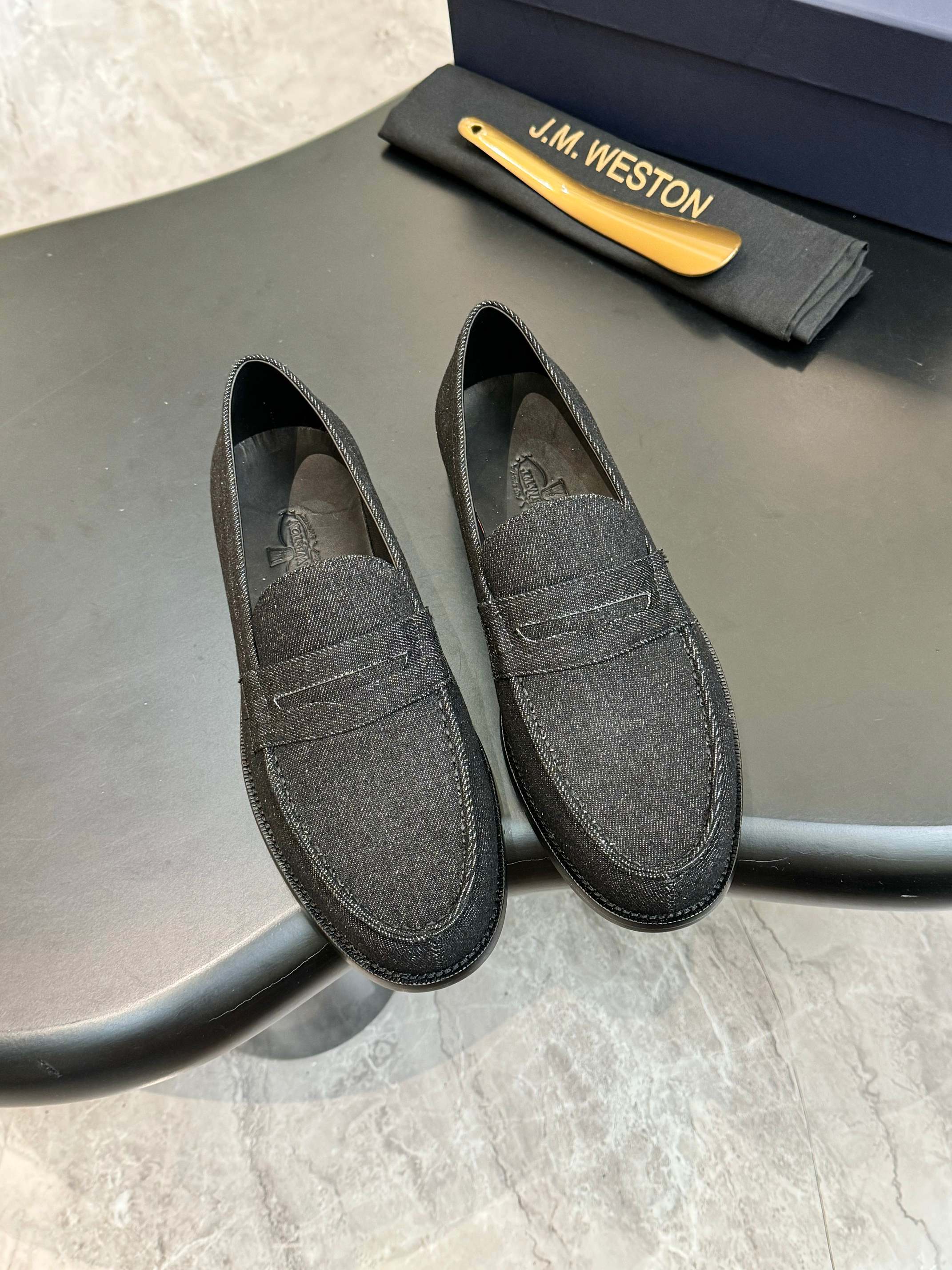 NO:348372,JMWESTON Derby Business Men's Shoes | Fabrics are imported denim | High-end and delicate | Velvet-like soft leather highlights the design of the shoe | Light and inspirational production structure brings a comfortable foot experience | Breathable cowhide inner | Sexy stitching details in the same color | Simple shoe shape on and off and takes off a heel | Italian imported cowhide sole Size39-44 (customized for 38.45.46), cowhide19860909JM威士顿JMWESTON德比商务男鞋｜面料采用进口牛仔布｜高档细腻｜如天鹅绒一般柔软的皮革突出鞋子的设计｜轻盈而灵感的制作结构则带来舒适之至的足下体验｜透气牛皮内里｜同色系缝线细节｜简约鞋型穿脱十分跟脚｜意大利进口牛皮大底 Size39-44（38.45.46定做）,,cowhide,Men's shoes