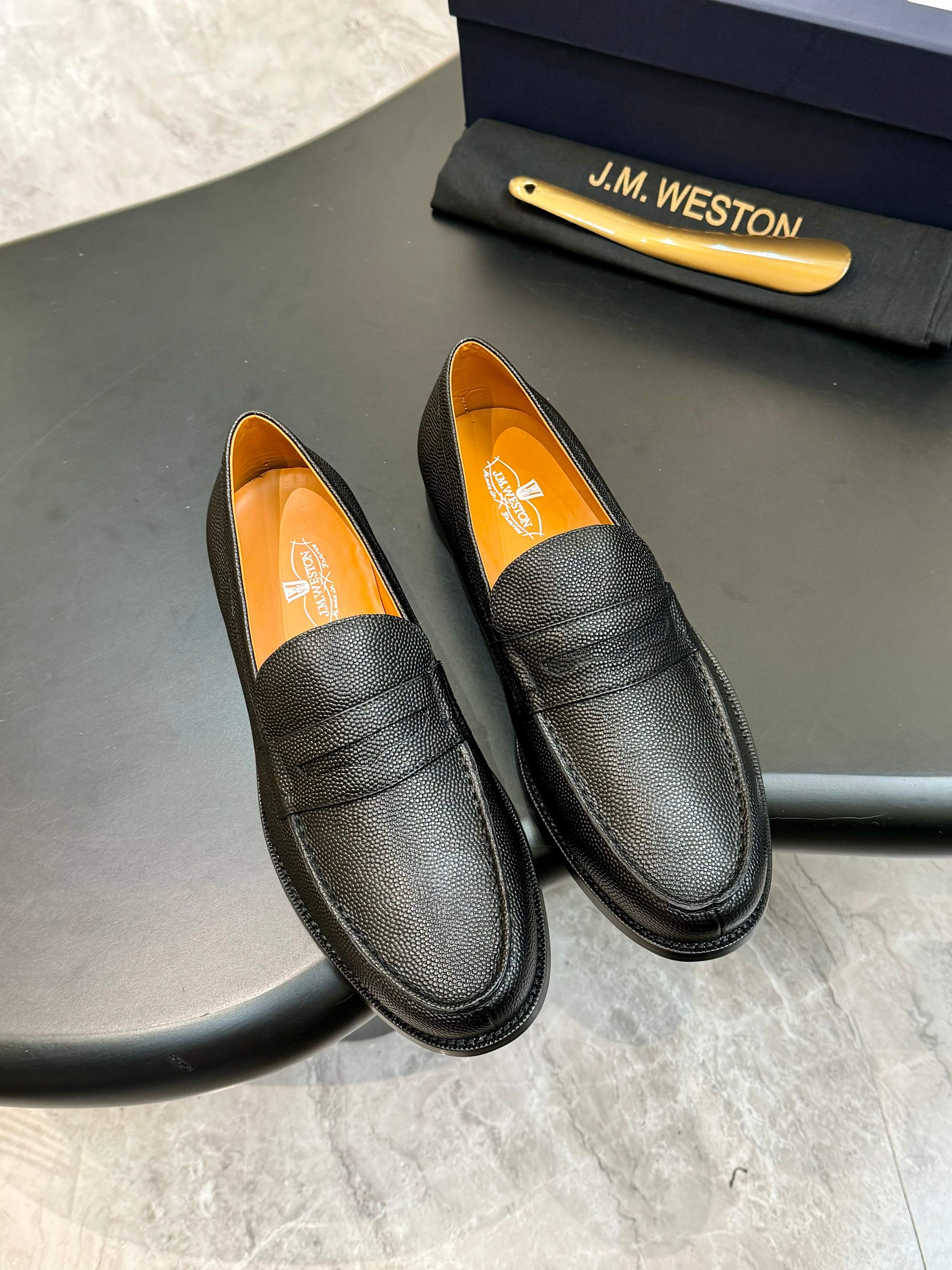 NO:348357,JMWESTON Derby Business Men's Shoes｜Fabric imported cowhide｜High-end delicate｜Velvet soft leather highlights the design of the shoe｜Light and inspirational production structure brings a comfortable foot experience｜Breathable cowhide inner｜Seam details in the same color｜Simple shoe shape on and off｜Italian imported cowhide sole Size39-44 (customized for 38.45.46),,cowhide19860909JM威士顿JMWESTON德比商务男鞋｜面料采用进口牛皮｜高档细腻｜如天鹅绒一般柔软的皮革突出鞋子的设计｜轻盈而灵感的制作结构则带来舒适之至的足下体验｜透气牛皮内里｜同色系缝线细节｜简约鞋型穿脱十分跟脚｜意大利进口牛皮大底 Size39-44（38.45.46定做）,,cowhide,Men's shoes