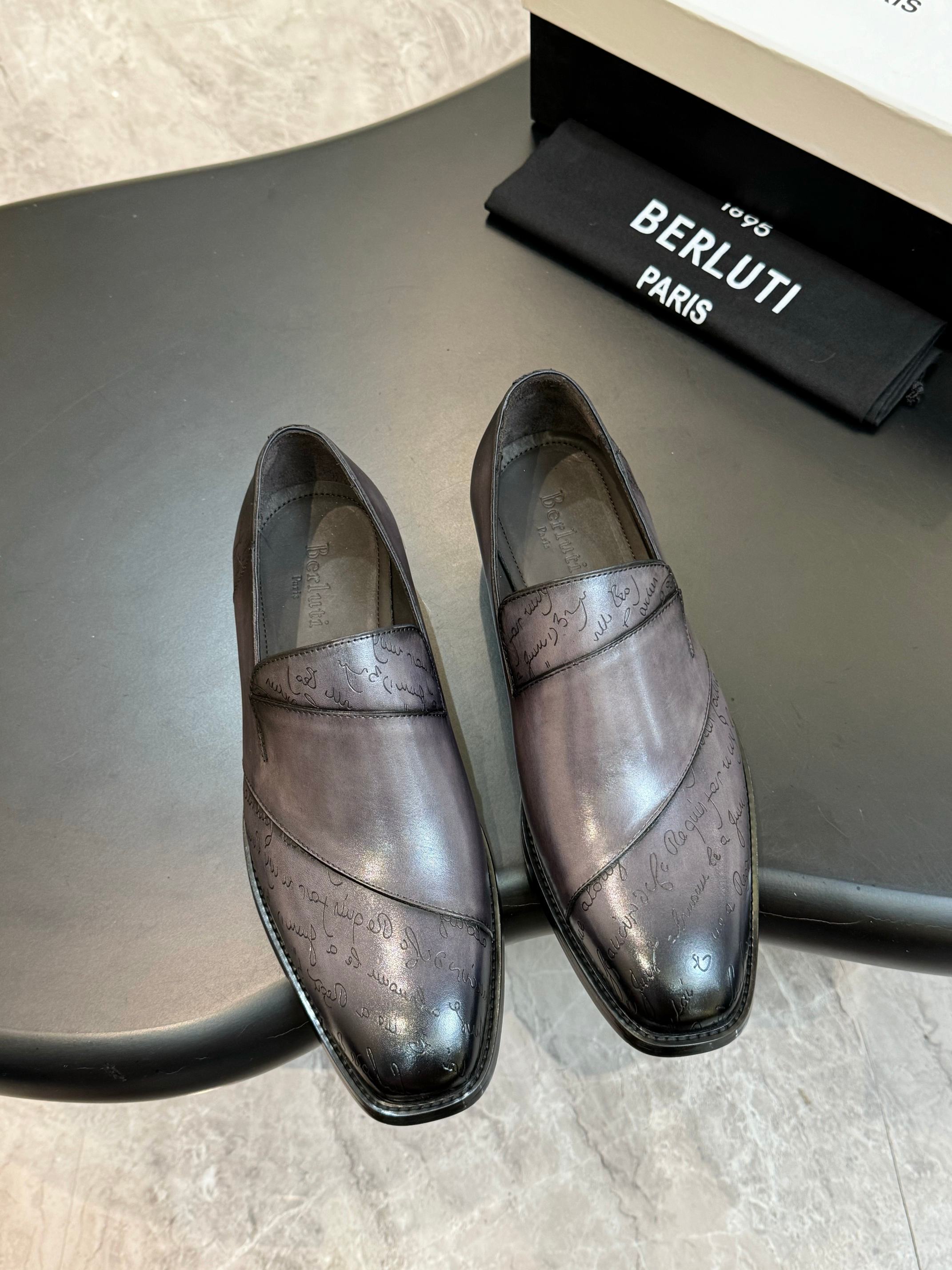 NO:356219,Piyuan Berlut* Bruti New men's hand-painted formal leather shoes are shipped and selected for high-quality imported leather embryos. Hand-painted color craftsmanship processing effect. Upper splicing design details, cowhide Mark thread hand-seamed splicing, Berlut*'s details and spiritual heritage are everywhere. Semi-Goodine cold sticking craftsmanship is simple and elegant. The texture of the leather is vivid and exquisite. Hand-painted color-painted color-painted specialty inside water dye calfskin. Italian genuine leather outsole heel and rubber bottom is added to the anti-slip effect. A pair of shoes with a very artistic charm. Original customized packaging is available for sale!  Standard leather shoes size 39-44 (38.45.46 customized), cowhide, Leather soles19860909批元Berlut* 布鲁提 新款男士手工擦色正装皮鞋出货甄选优质进口皮胚 手工擦色工艺处理效果 鞋面拼接设计细节,牛皮马克线手缝拼接 处处彰显着 Berlut* 的细节与精神传承 半固特异冷粘工艺 古朴大气 将皮料质感展现得淋漓精致手工改色擦色特色内里水染小牛皮 意大利真皮大底后跟加入橡胶底片防滑效果极好 很有艺术韵味的一双鞋子 原版定制包装发售！ 标准皮鞋码数39-44（38.45.46定做）,,cowhide,Leather soles,Men's shoes