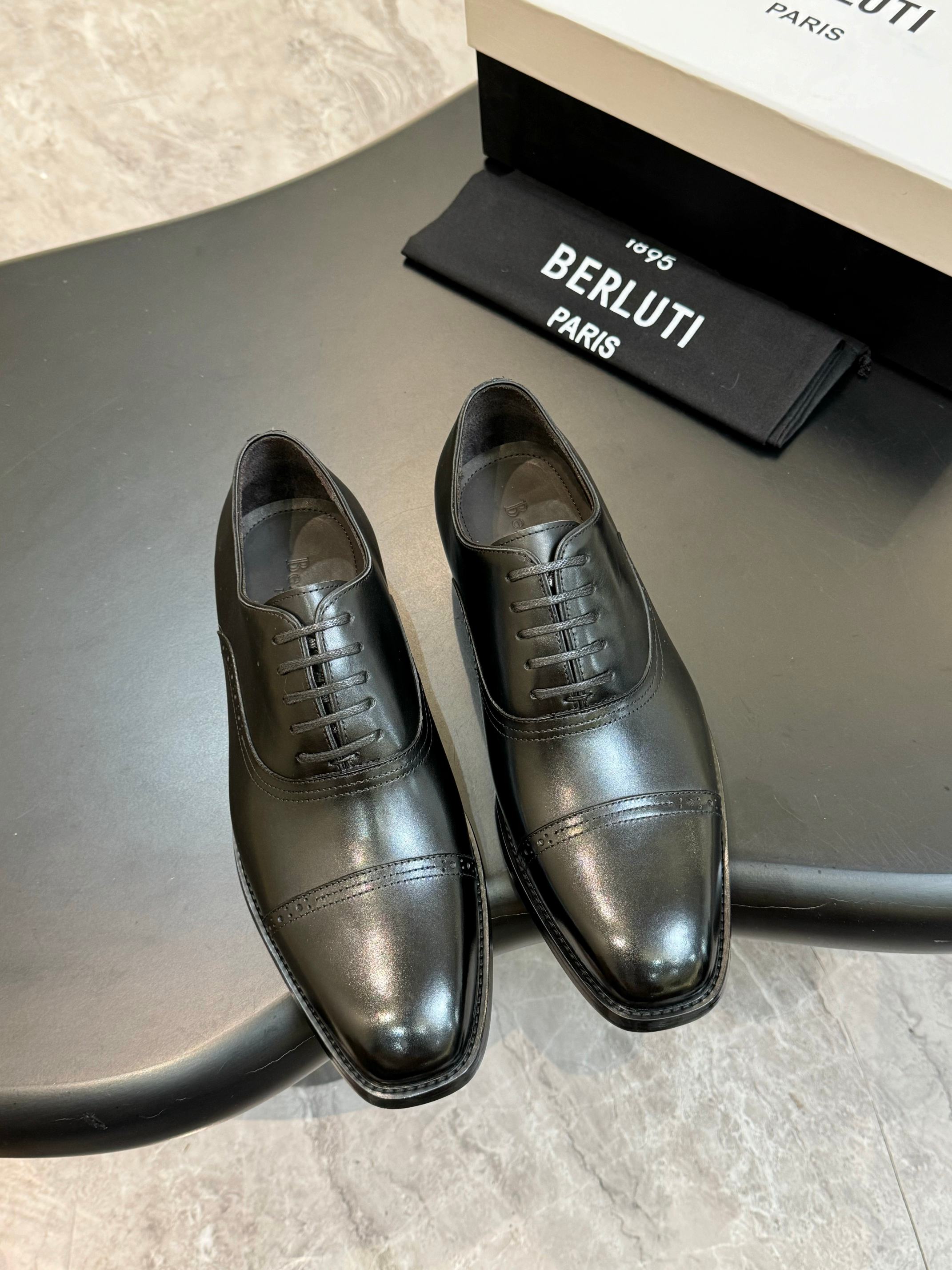 NO:356238,Piyuan Berlut* Bruti New men's hand-painted formal leather shoes are shipped and selected for high-quality imported leather embryos, hand-painted and processed. Upper splicing design details, cowhide Mark thread hand-sewn splicing, Berlut*'s details and spiritual heritage are everywhere. Semi-godine cold sticking craftsmanship, simple and atmospheric. The texture of the leather is vivid and exquisite. Hand-painted color-painted and polished. Featured inner water-dye calfskin. Italian genuine leather outsole heel and rubber bottoms are added to the anti-slip effect. A pair of shoes with a very artistic charm is paired with original private mold badge shoehorn original customized packaging for sale!  Standard leather shoes size 39-44 (38.45.46 customized), cowhide, Leather soles19860909批元Berlut* 布鲁提 新款男士手工擦色正装皮鞋出货甄选优质进口皮胚,手工擦色工艺处理效果 鞋面拼接设计细节,牛皮马克线手缝拼接 处处彰显着 Berlut* 的细节与精神传承 半固特异冷粘工艺 古朴大气 将皮料质感展现得淋漓精致手工改色擦色特色内里水染小牛皮 意大利真皮大底后跟加入橡胶底片防滑效果极好 很有艺术韵味的一双鞋子搭配原版私模徽章鞋拔原版定制包装发售！ 标准皮鞋码数39-44（38.45.46定做）,,cowhide,Leather soles,Men's shoes