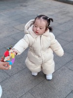 Prenota per 5 giorni! La versione più alta! Raccomandato! Burberry, abbigliamento per bambini di fascia alta, piumini per ragazzi e ragazze, tute per neonati, logo pony ricamato, tute in piuma d'oca per neonati e bambini piccoli, il cappello e il colletto sono realizzati in lana d'agnello, il cappello è rimovibile, la parte superiore del corpo è comoda , caldo e di bell'aspetto, taglia Numero: 12 M, 18 M, 24 M Questo ⬇️ bambino con un'altezza di 80 cm indossa 18 M 1 Prenota per 5 giorni! La versione più alta! Raccomandato! Burberry, abbigliamento per bambini di fascia alta, piumini per ragazzi e ragazze, tute per neonati, logo pony ricamato, tute in piuma d’oca per neonati e bambini piccoli, il cappello e il colletto sono realizzati in lana d’agnello, il cappello è rimovibile, la parte superiore del corpo è comoda , caldo e di bell’aspetto, taglia Numero: 12 M, 18 M, 24 M Questo ⬇️ bambino con un’altezza di 80 cm indossa 18 M