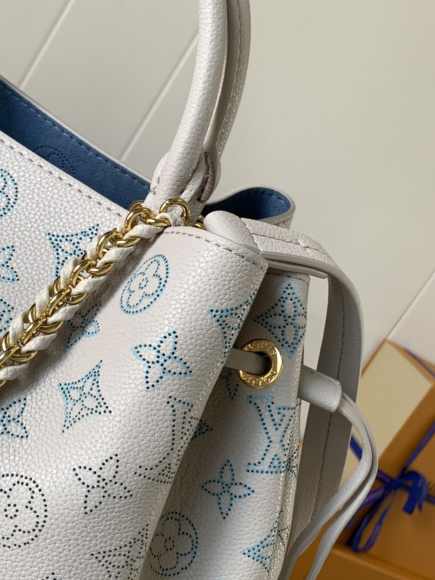 顶级原单,变码芯片
M12127 ZP开发,定制头层牛皮
本款 Bella Tote 手袋为镂花穿孔皮