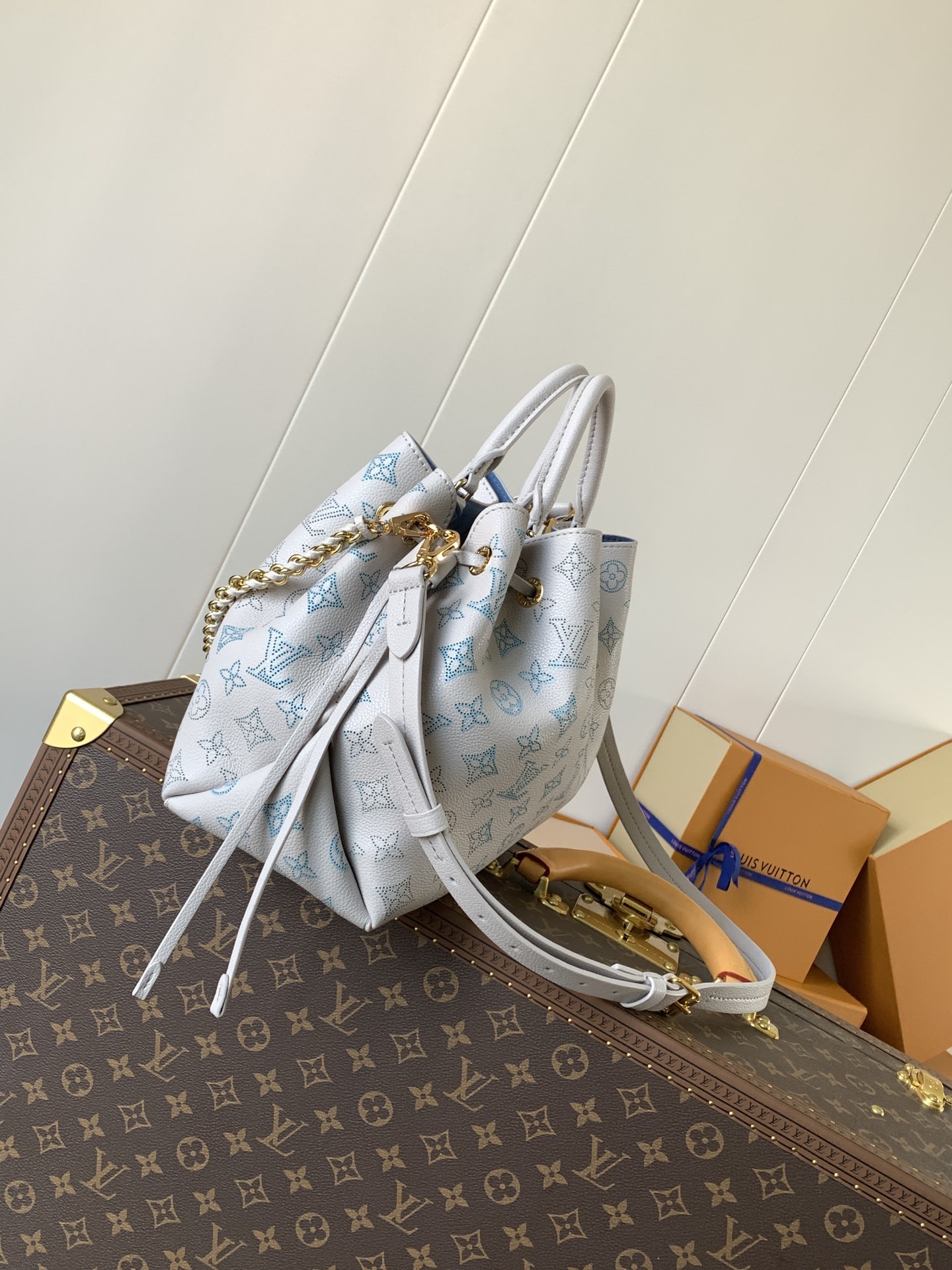 顶级原单,变码芯片
M12127 ZP开发,定制头层牛皮
本款 Bella Tote 手袋为镂花穿孔皮